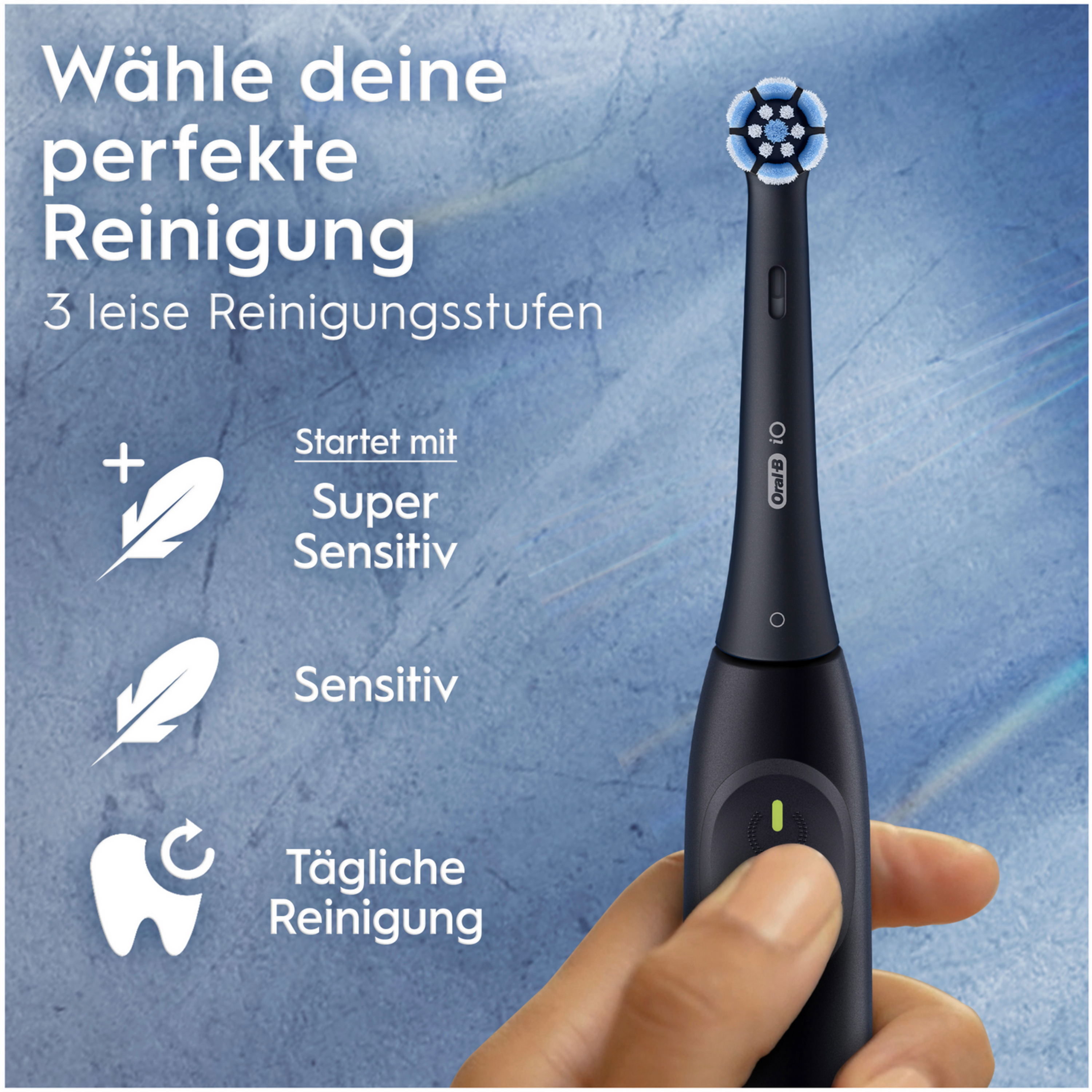 Schwarze elektrische Zahnbürste mit blauen Borsten, Hand hält sie.