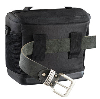 Czarna torba na aparat z czarnym paskiem zapiętym wokół niej na białym tle.