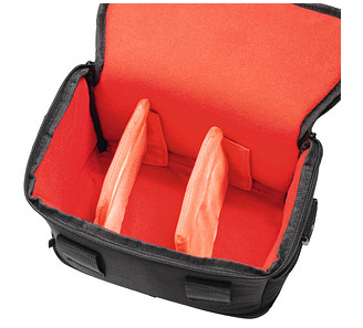 Czarne etui na telefon jest otwarte, z telefonem po prawej stronie. Etykieta mówi 'hama'.