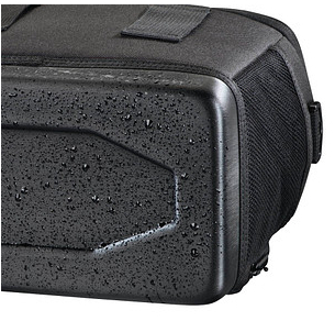 Zbliżenie czarnego, teksturowanego rogu torby. Krople wody widoczne na powierzchni.