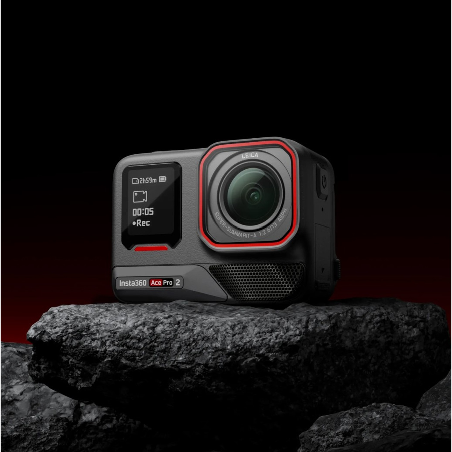 Fotocamera Insta360 Ace Pro 2 su una roccia, nera, con schermo che mostra il tempo di registrazione.
