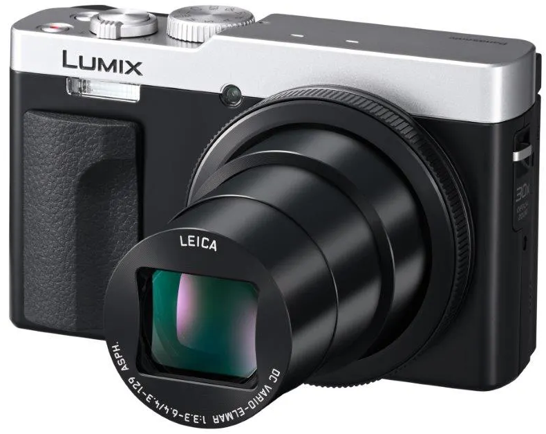 Appareil photo noir et argent avec un objectif Leica. L'appareil photo a un flash et un objectif zoom.
