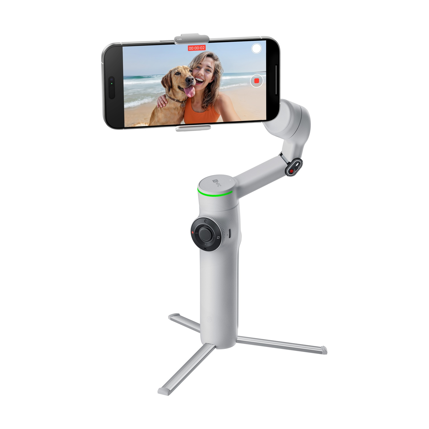 Uno stabilizzatore bianco e grigio che tiene un telefono, con una persona e un cane.