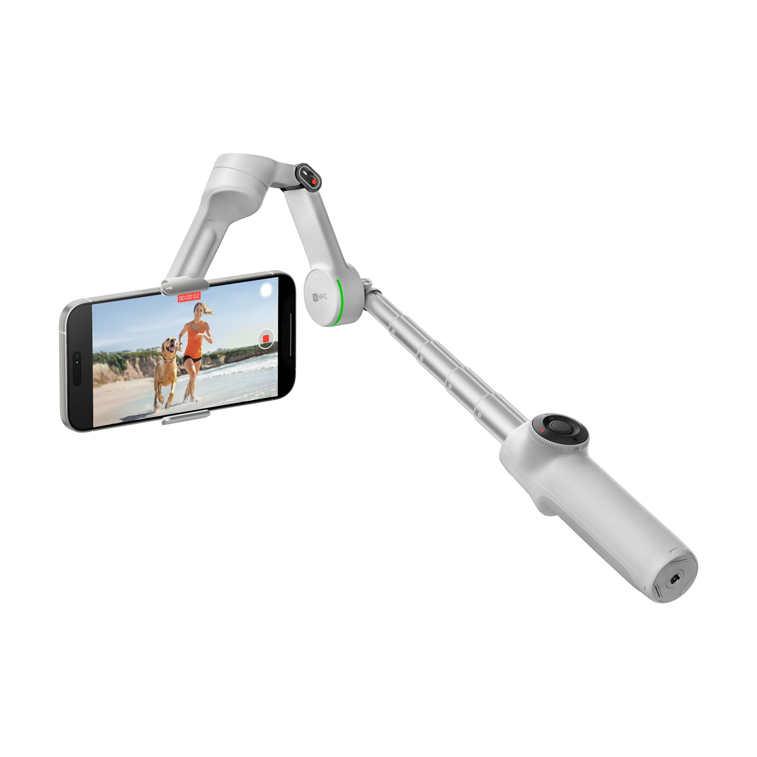 Un gimbal portatile bianco con uno smartphone che mostra una donna e un cane sulla spiaggia.