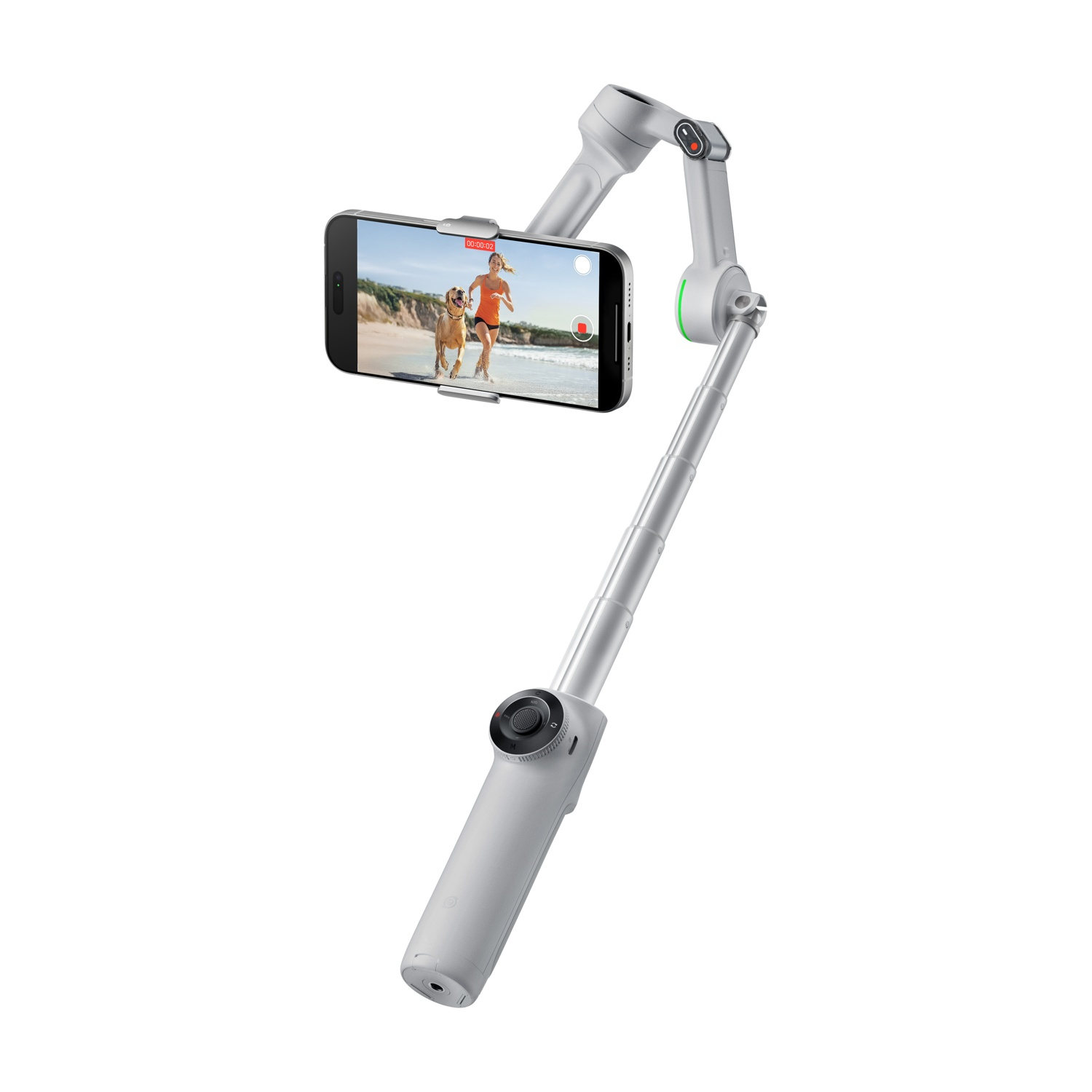 Uno stabilizzatore per smartphone argento che tiene un telefono che mostra una scena di spiaggia.