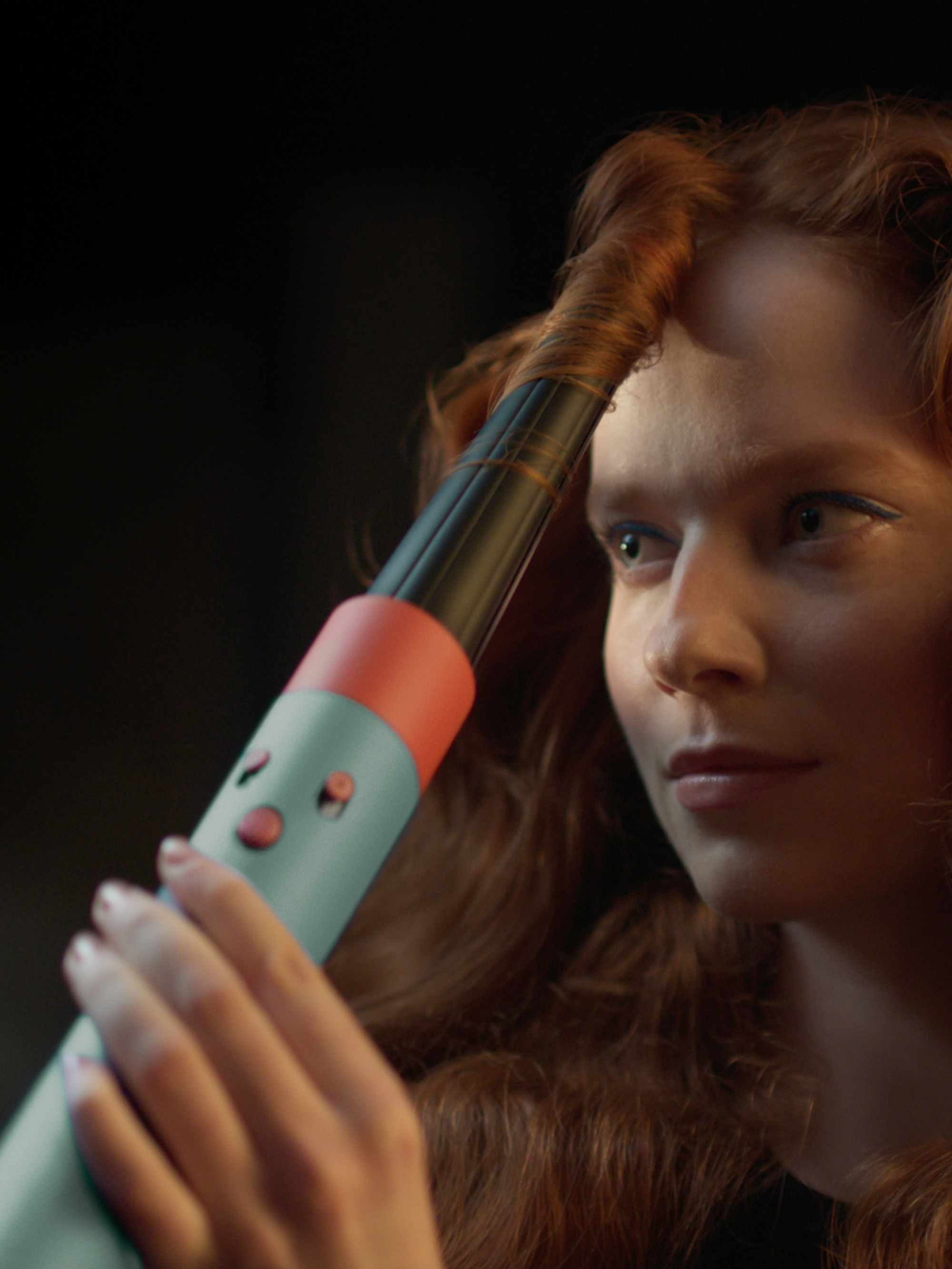 Mujer usando un rizador en su cabello rojo, primer plano, fondo oscuro.
