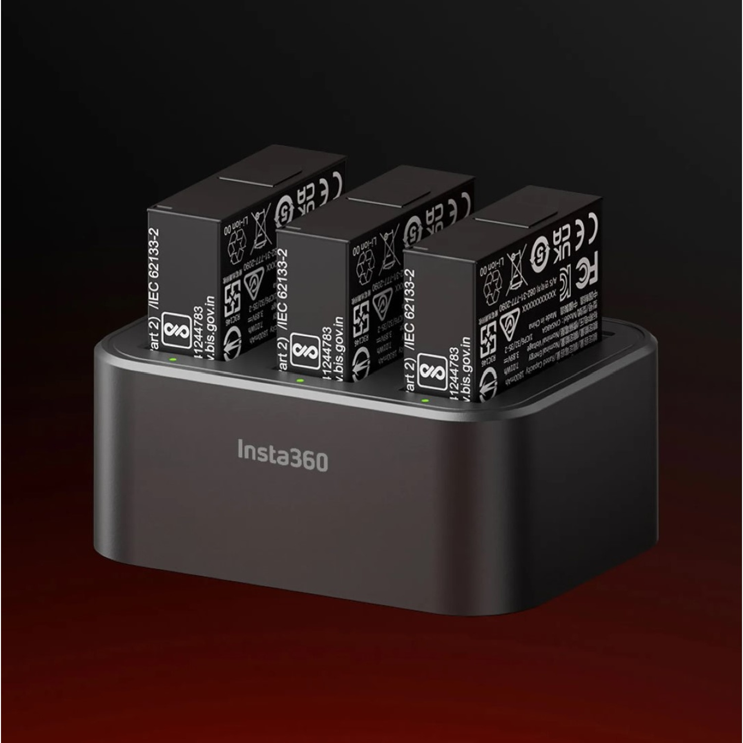 Caricatore nero con tre batterie Insta360 nere.