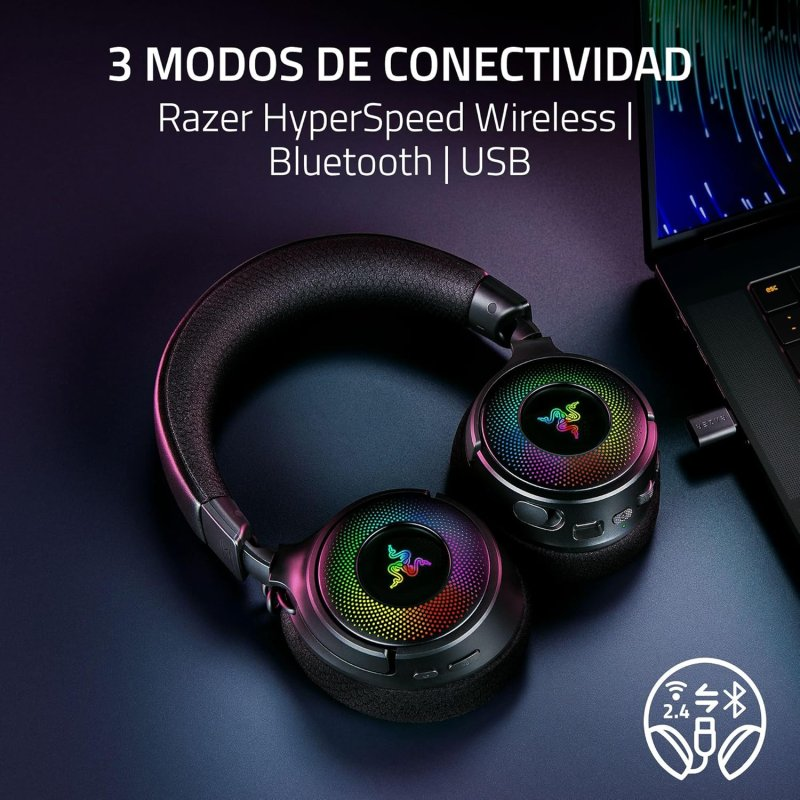 Auriculares Razer negros con luces RGB, un portátil e iconos de conectividad.