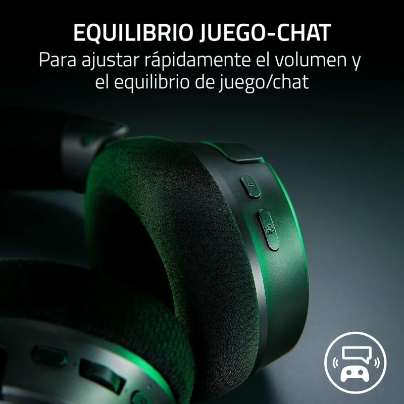 Primer plano de unos auriculares gaming negros con botones de control de volumen, iluminación verde y texto sobre el equilibrio juego/chat.