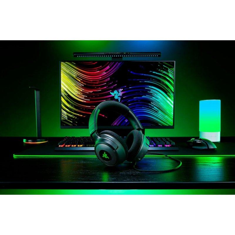 Configuración de juego con auriculares Razer, monitor, teclado, ratón e iluminación RGB.