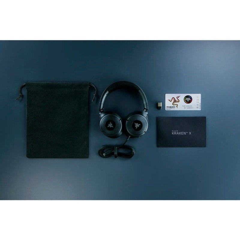 Auriculares Razer Kraken X, accesorios y embalaje, dispuestos sobre una superficie.