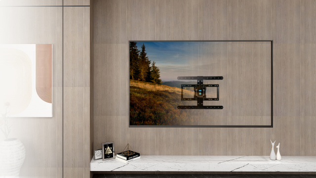 Interior con TV montada en pared de madera. Estante con decoración y pintura a la izquierda.
