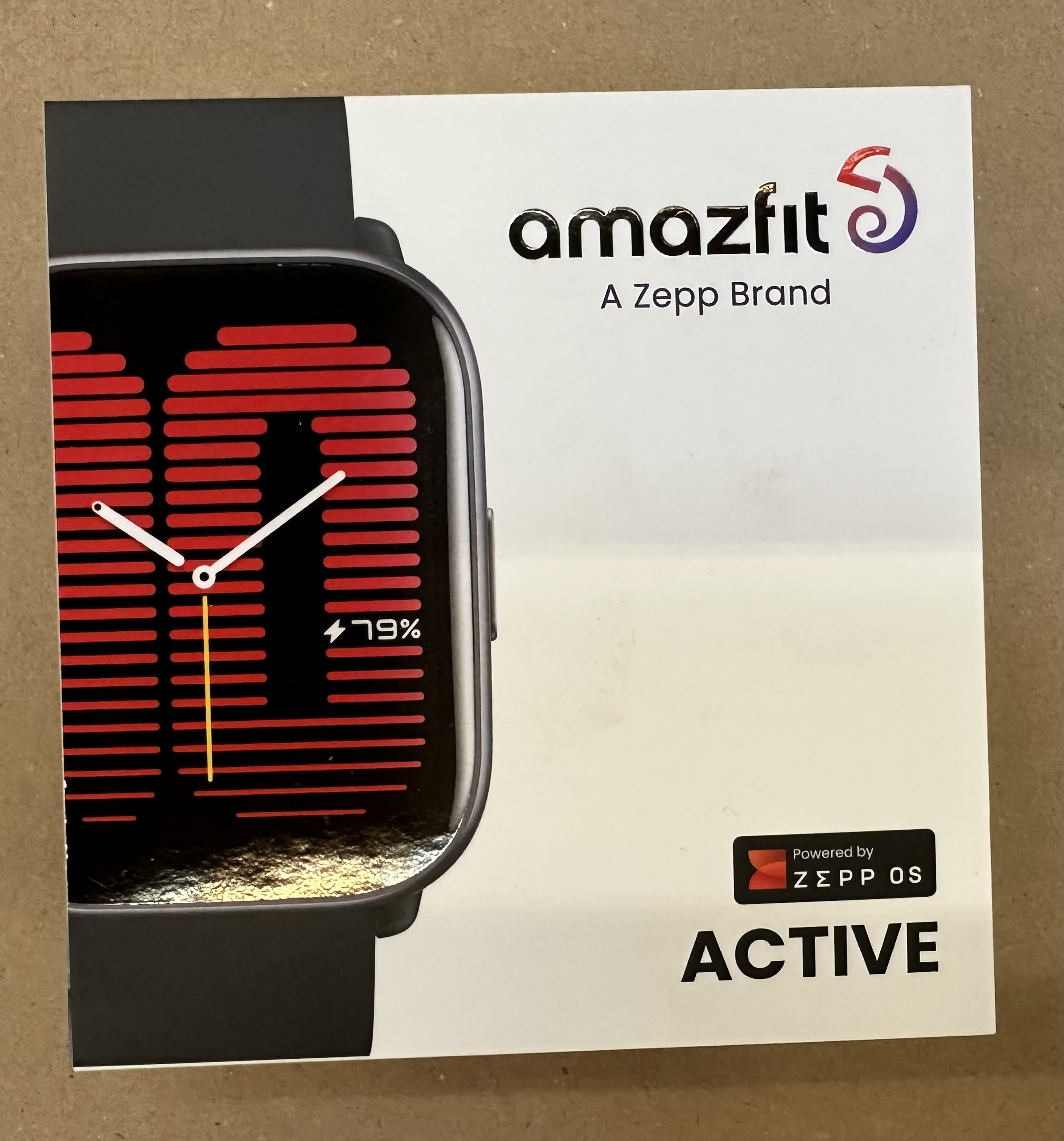 Biało-czarny zegarek Amazfit Active z czerwonym wyświetlaczem, białe tło.