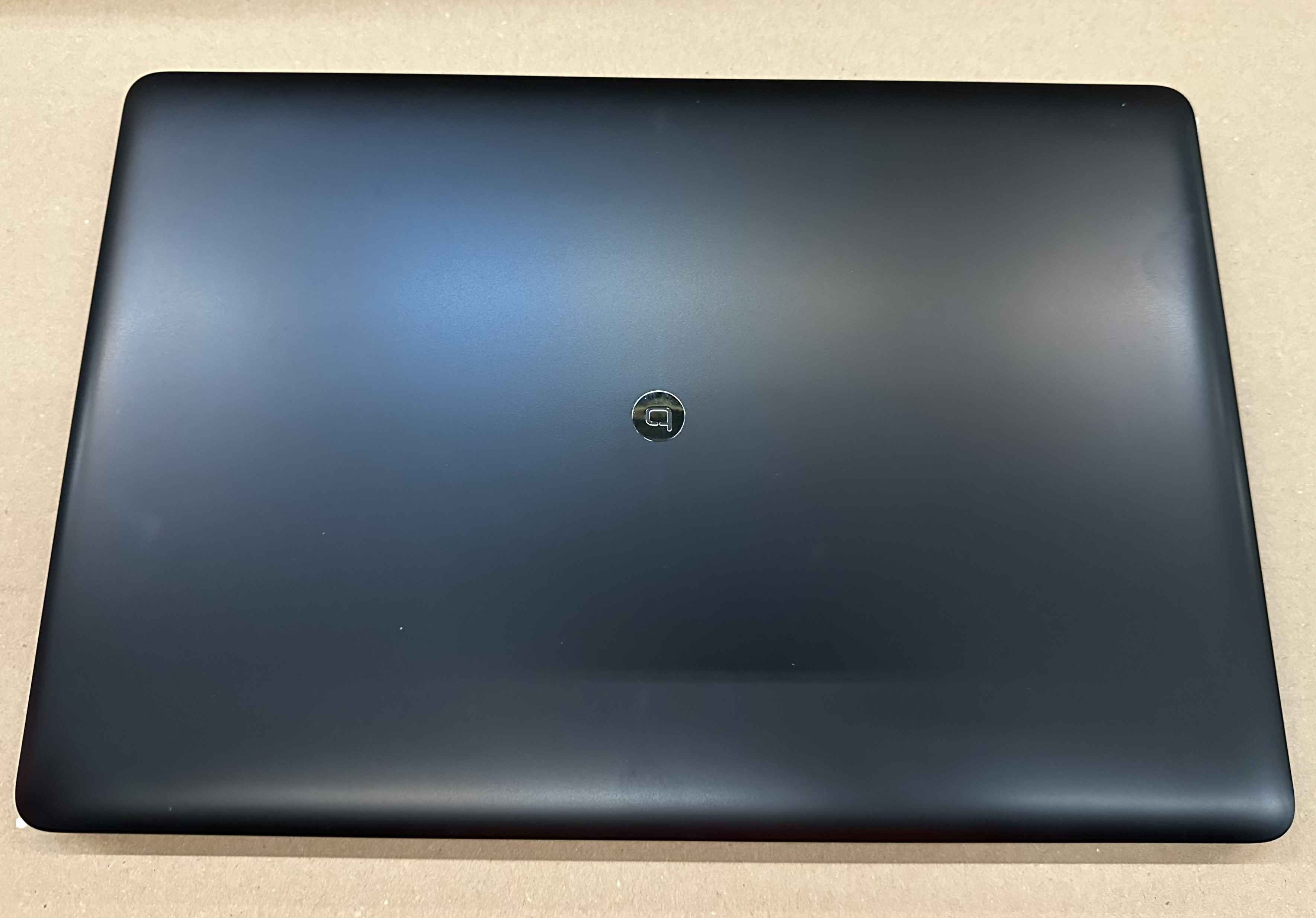 Czarny laptop z zamkniętą pokrywą.