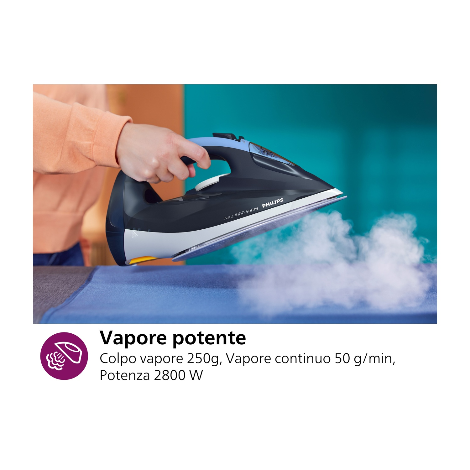 Persona che stira tessuto blu con ferro Philips nero e blu, vapore visibile, sfondo bianco.