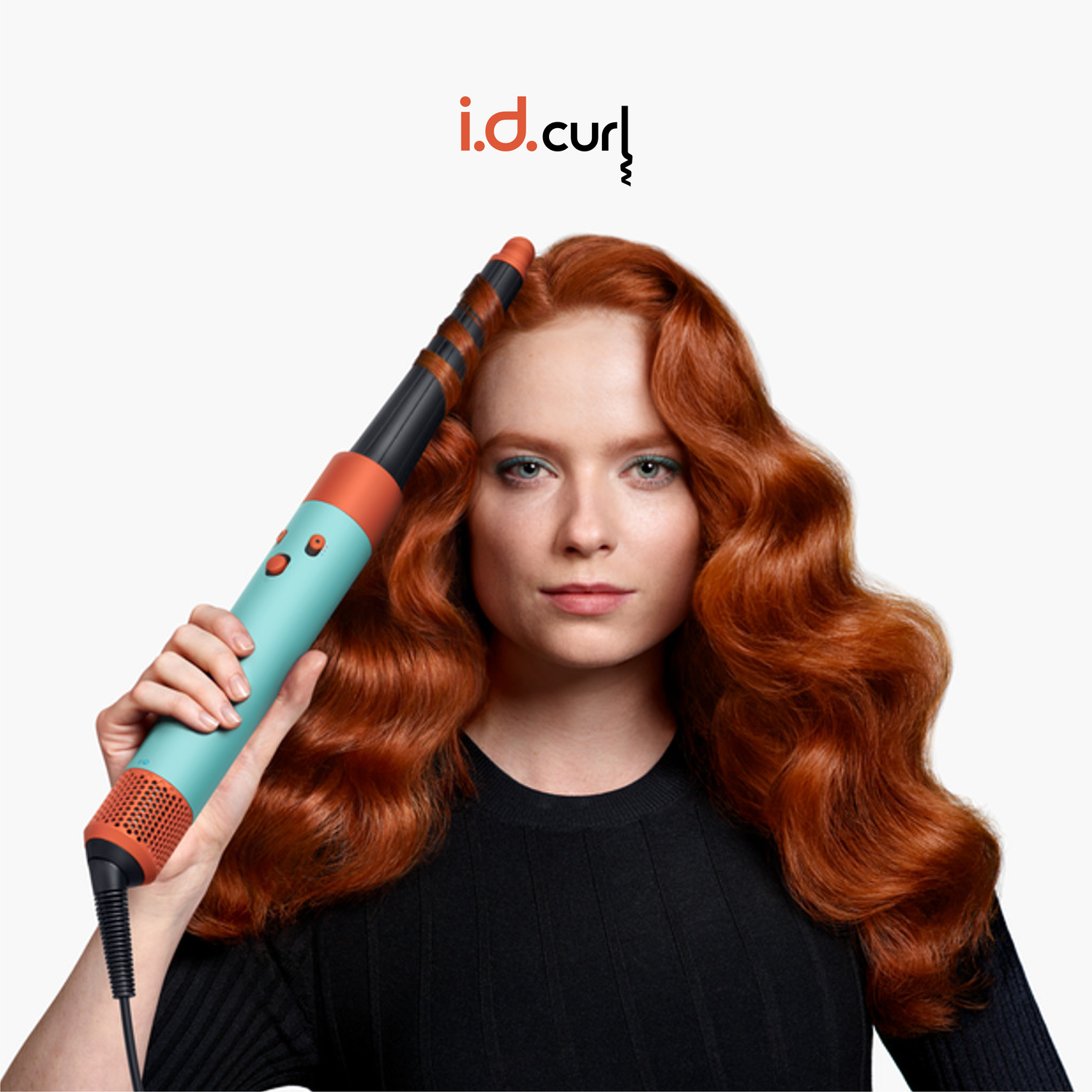 Vrouw houdt een turquoise en oranje krultang vast. Rood haar is gekruld. i.d.curl logo staat bovenaan.
