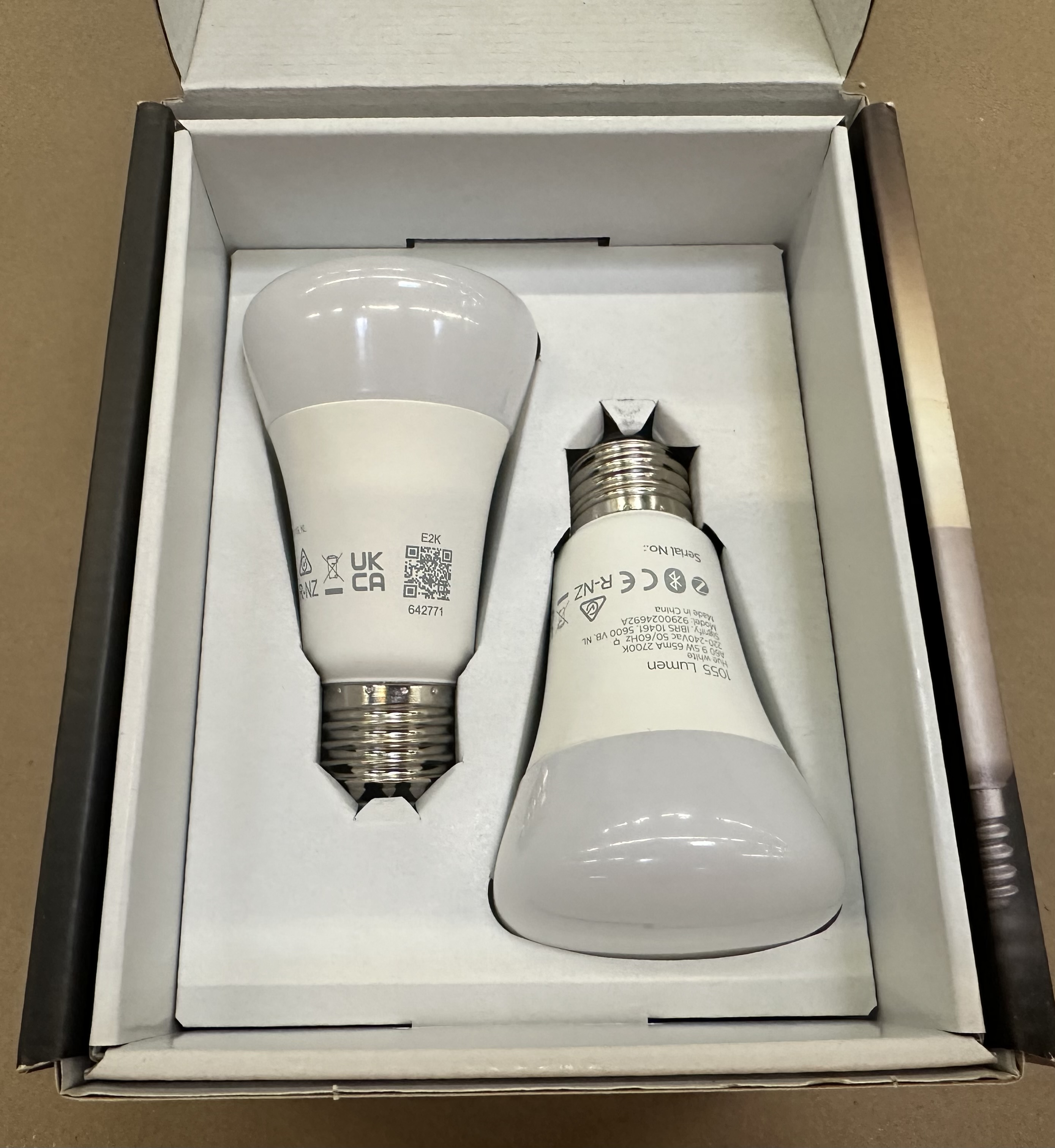 Dwie białe żarówki LED w opakowaniu, widoczne detale techniczne.