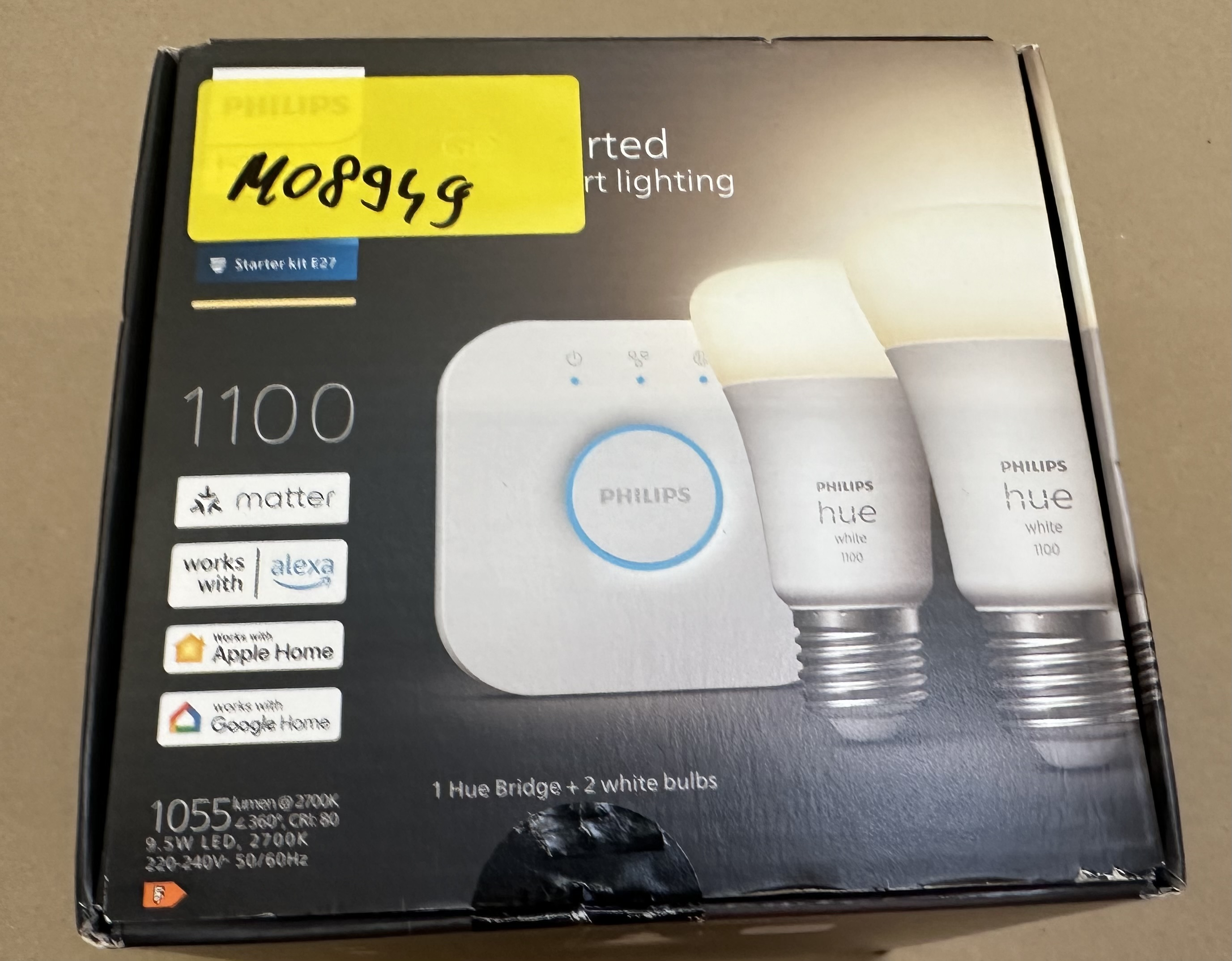 Pudełko zestawu startowego Philips Hue z mostkiem i dwiema białymi żarówkami.