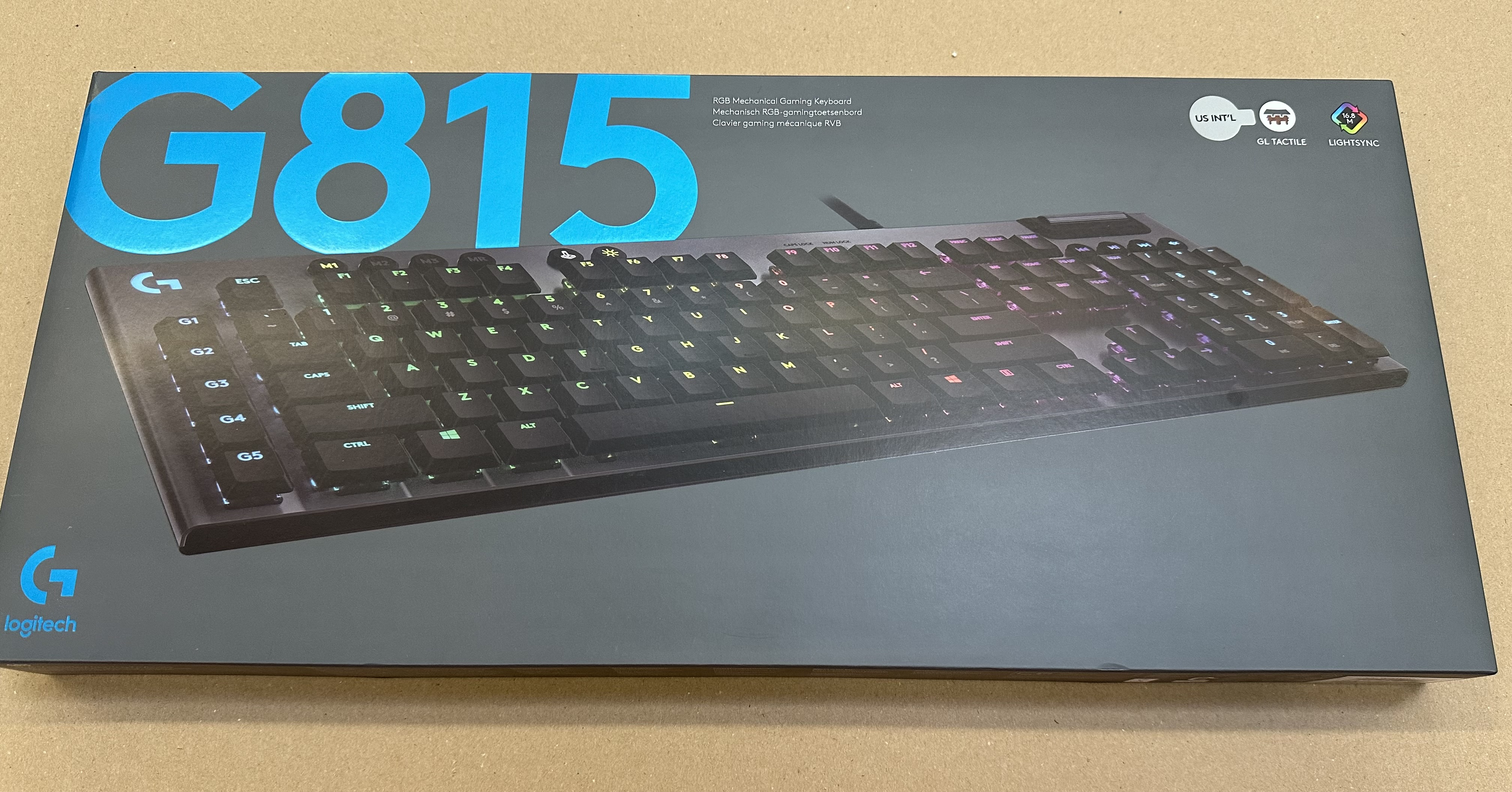 Pudełko klawiatury Logitech G815, czarne ze zdjęciem klawiatury i specyfikacjami. Podświetlane klawisze.