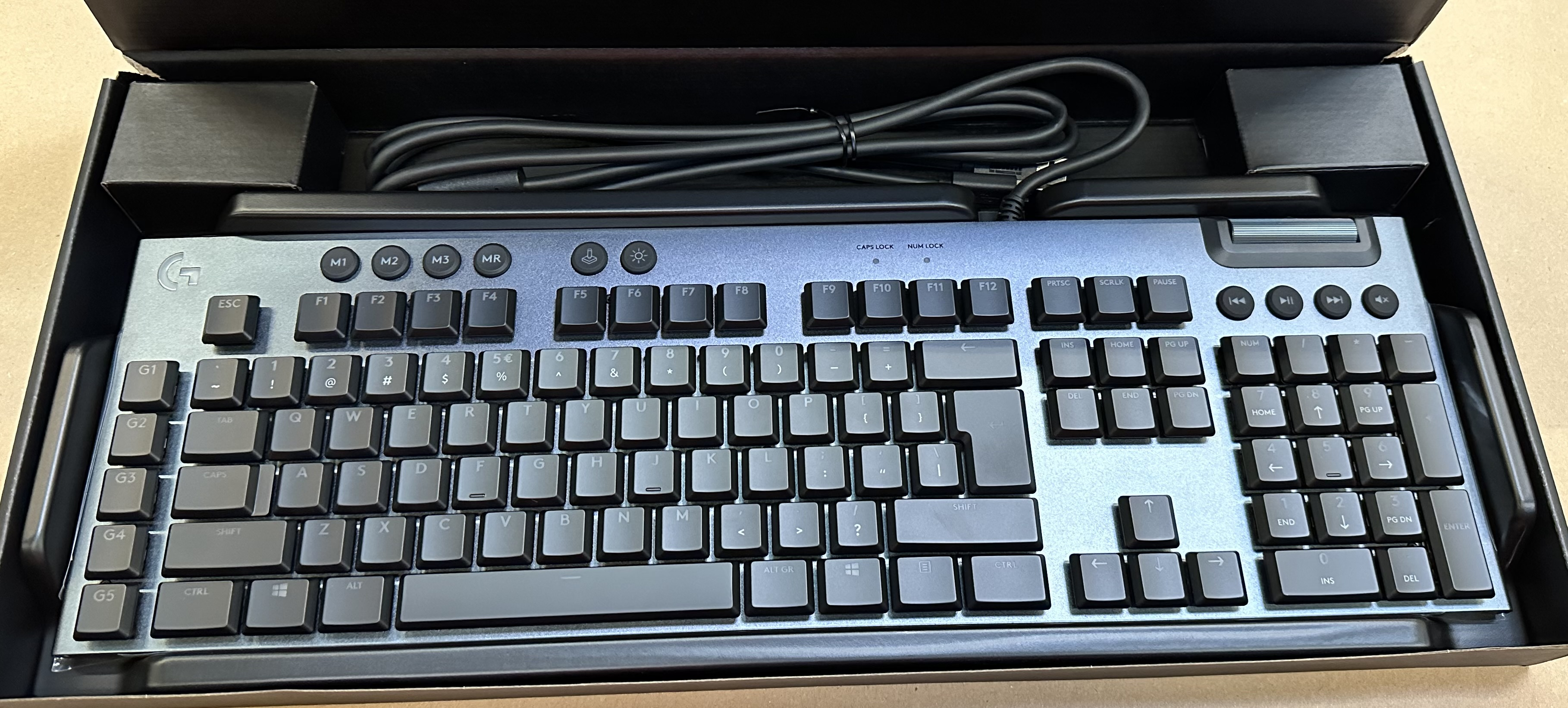 Klawiatura w opakowaniu z kablem.