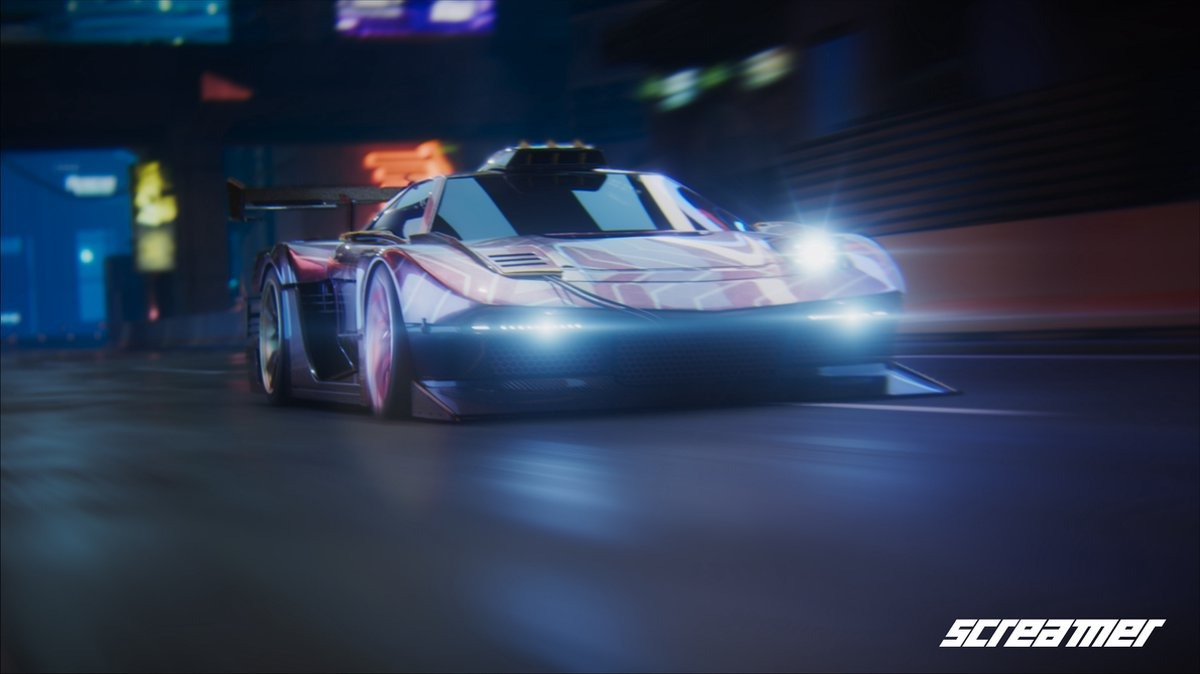 Dynamisch beeld van een rode sportwagen die 's nachts met hoge snelheid over een neonverlichte stadsstraat rijdt.