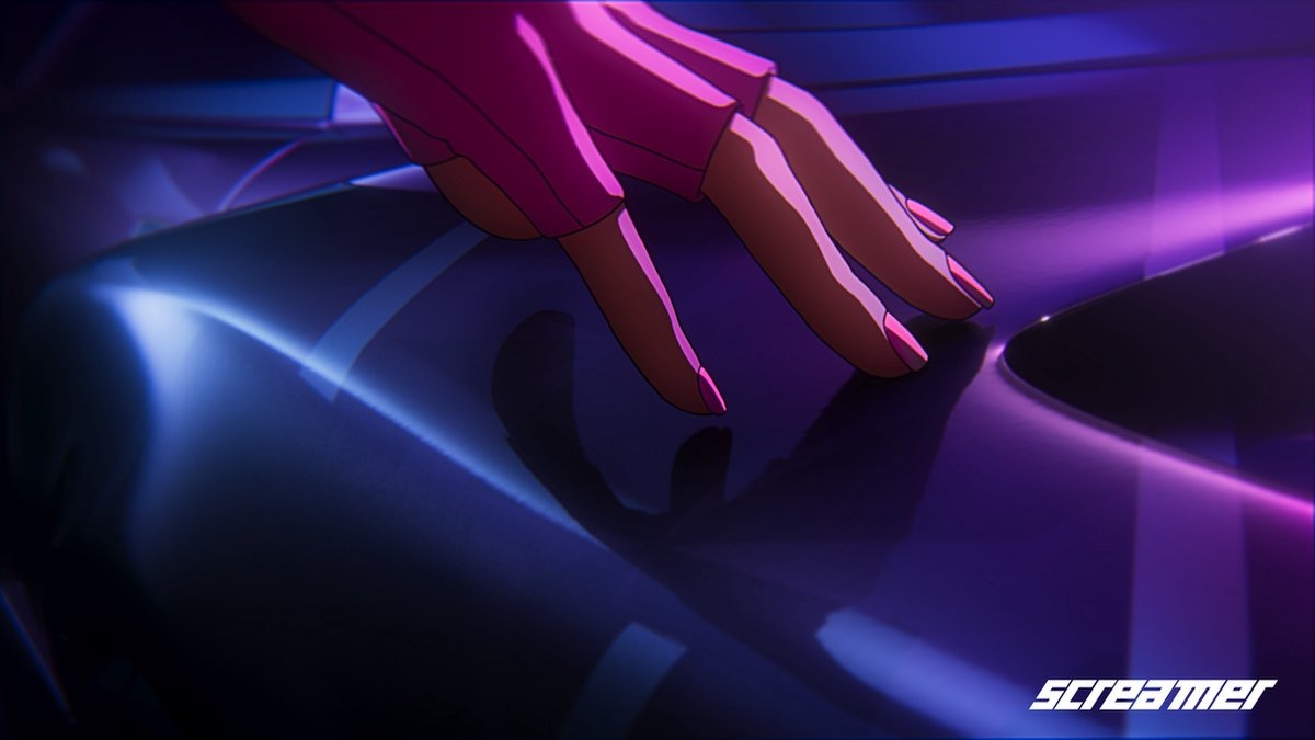 Close-up van een hand met roze nagels die de carrosserie van een auto aanraakt in een neonverlichte omgeving.