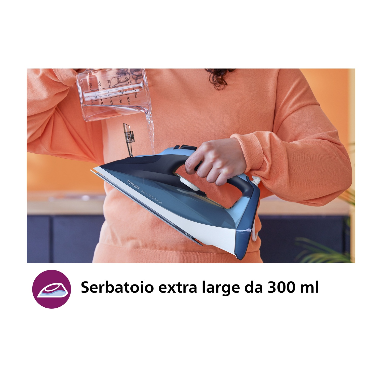 Una donna versa acqua in un ferro da stiro, bianco e blu, serbatoio extra large da 300 ml.