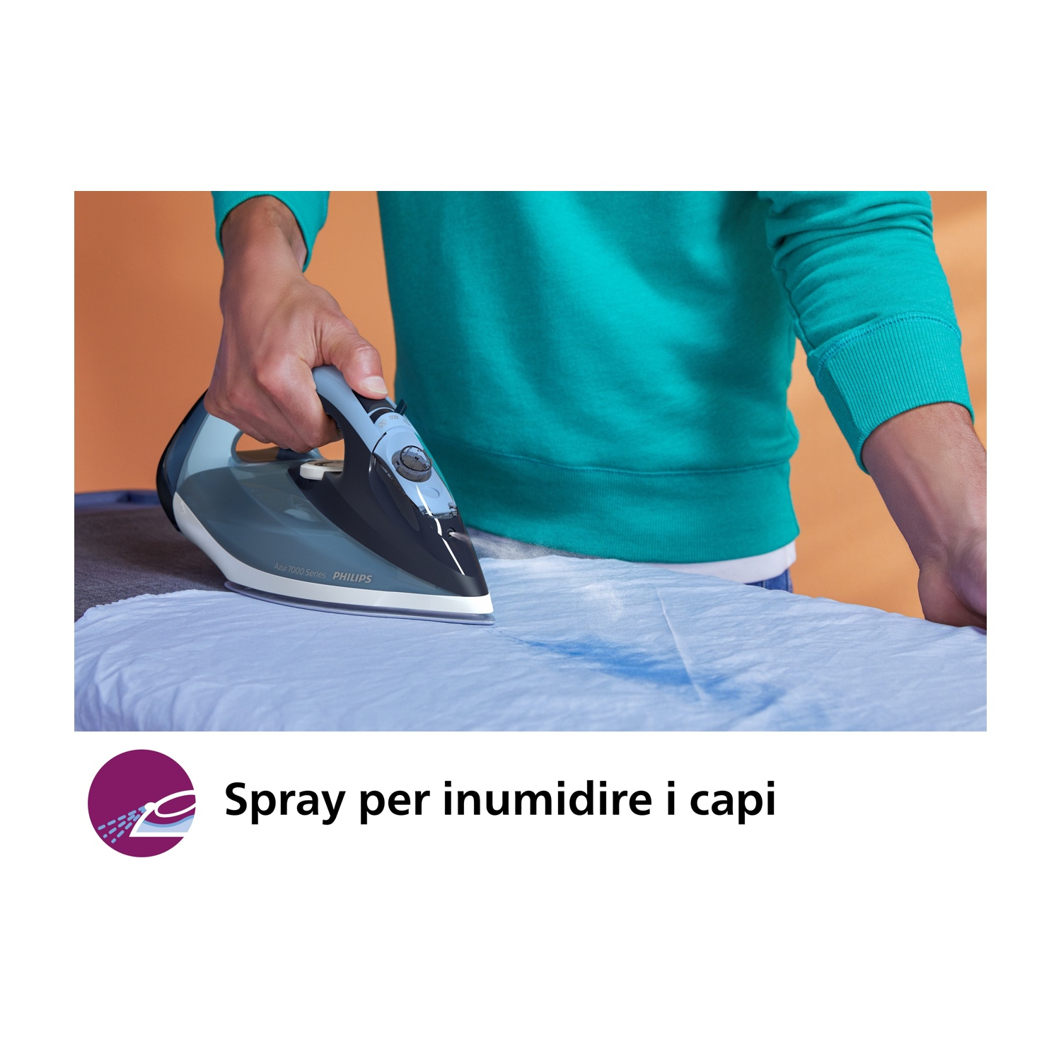 Persona che stira una camicia blu su un'asse da stiro. Testo: Spray per inumidire i capi.