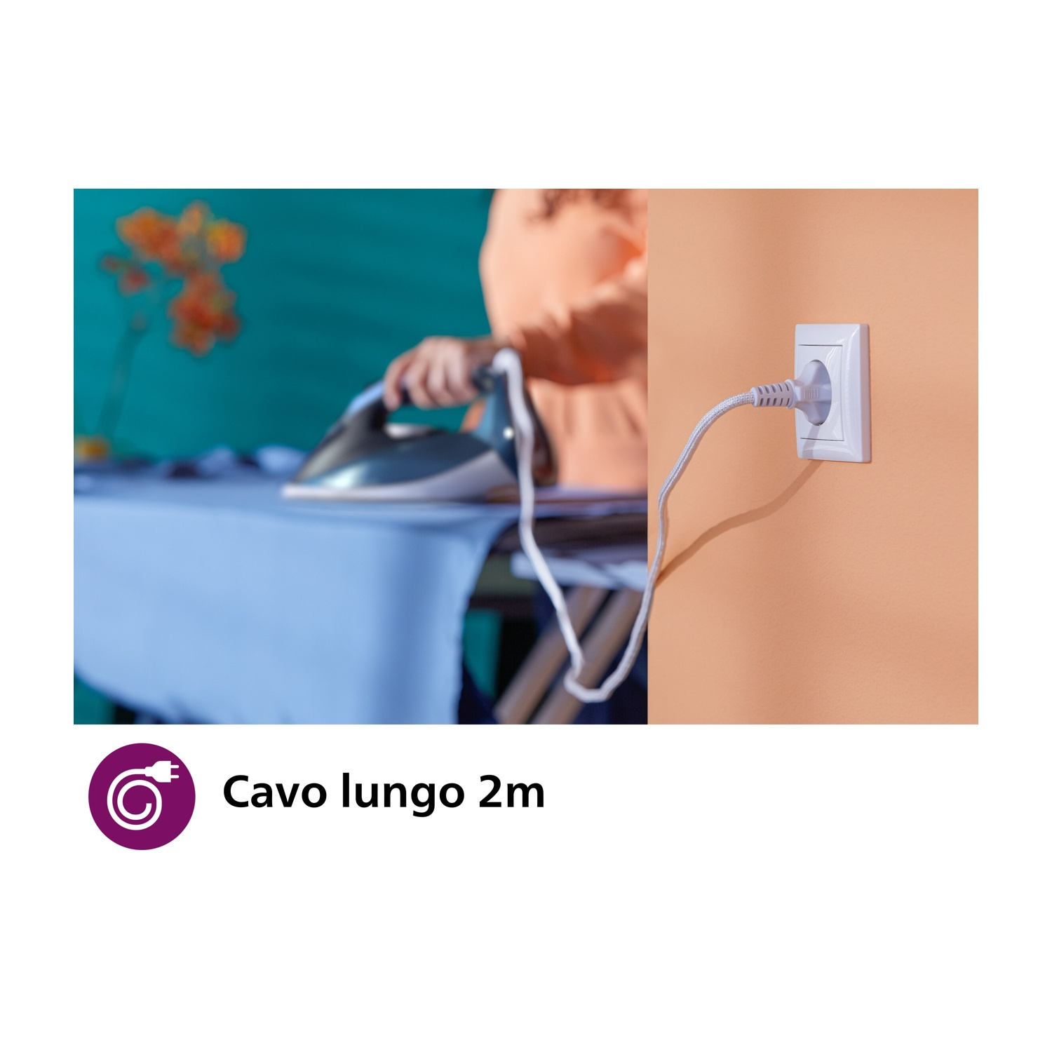 Asse da stiro con una camicia blu e una presa di corrente con un cavo lungo 2 m.