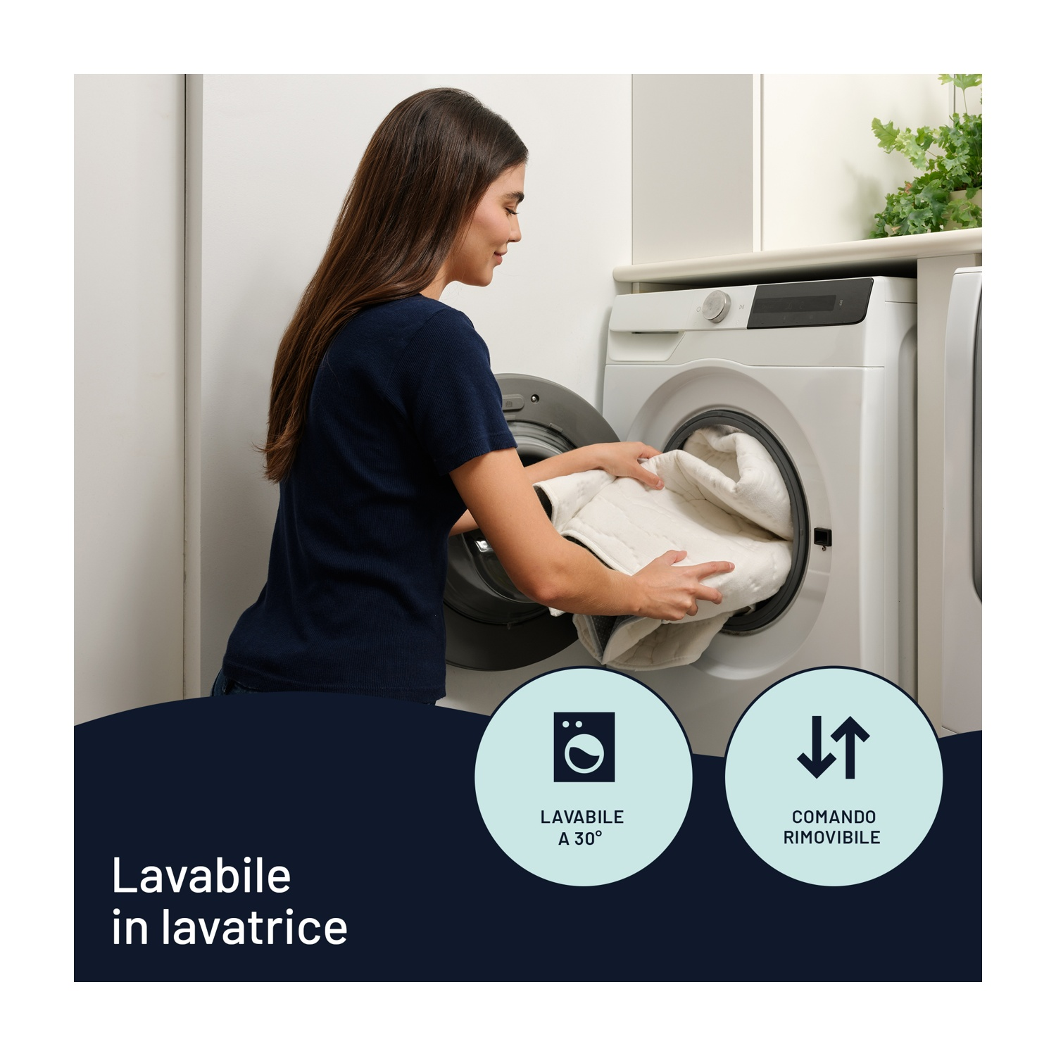 Donna che mette una coperta bianca in una lavatrice, due icone accanto.