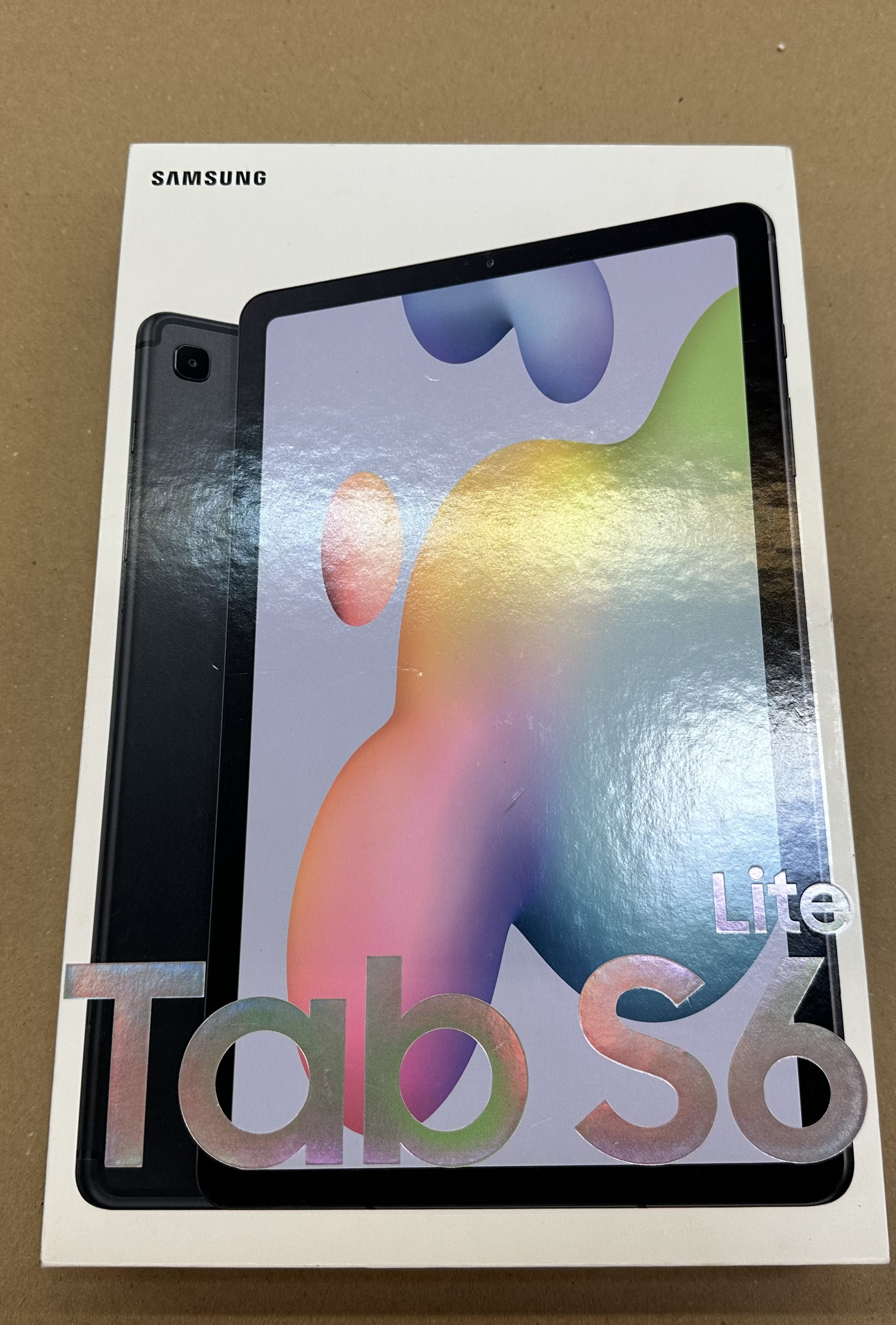 Widok z boku zielonego telefonu z portem USB-C, mikrofonem i wycięciami na aparat.