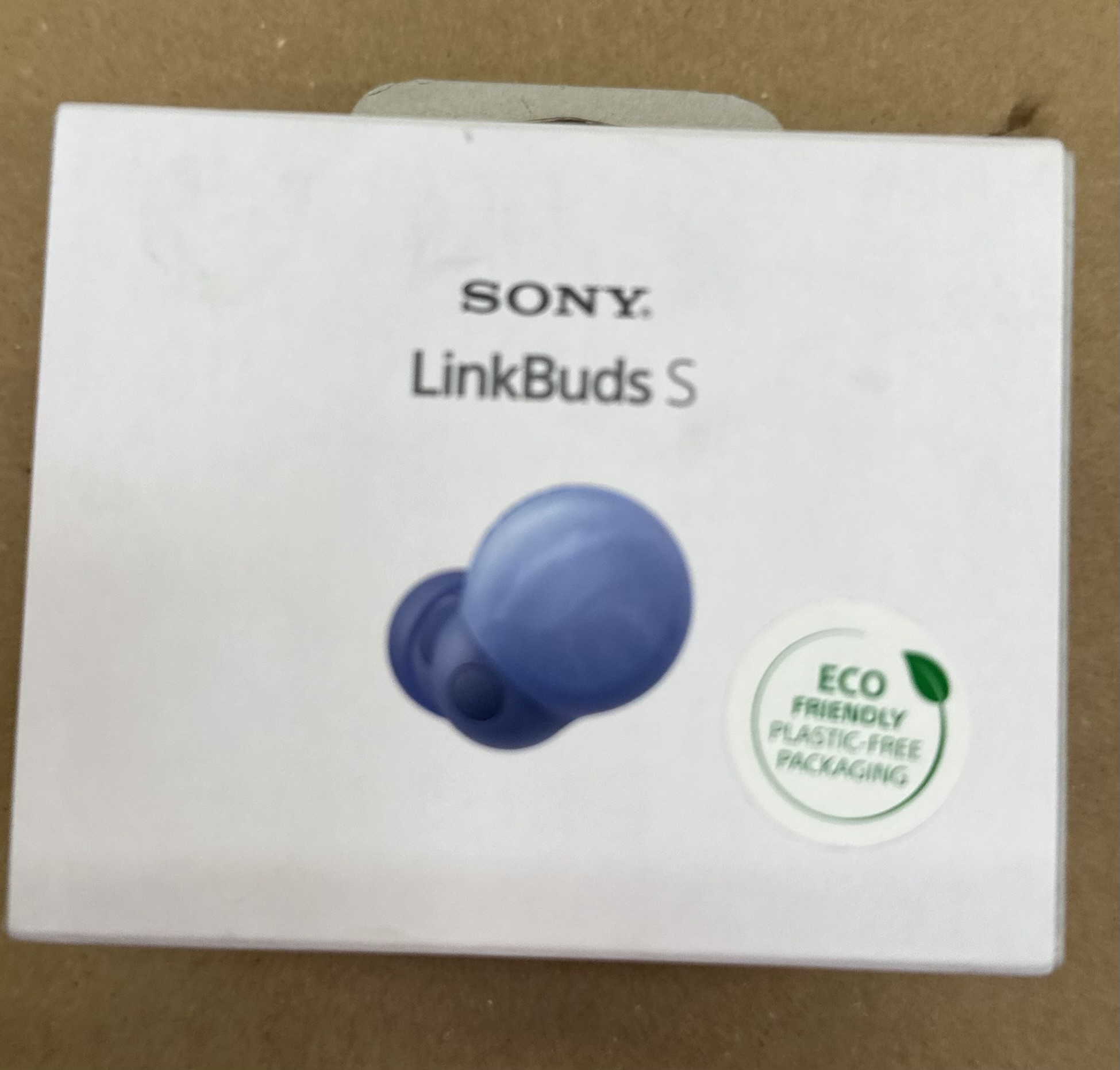 Białe pudełko słuchawek Sony LinkBuds S. Słuchawki są niebieskie, a pudełko ekologiczne.