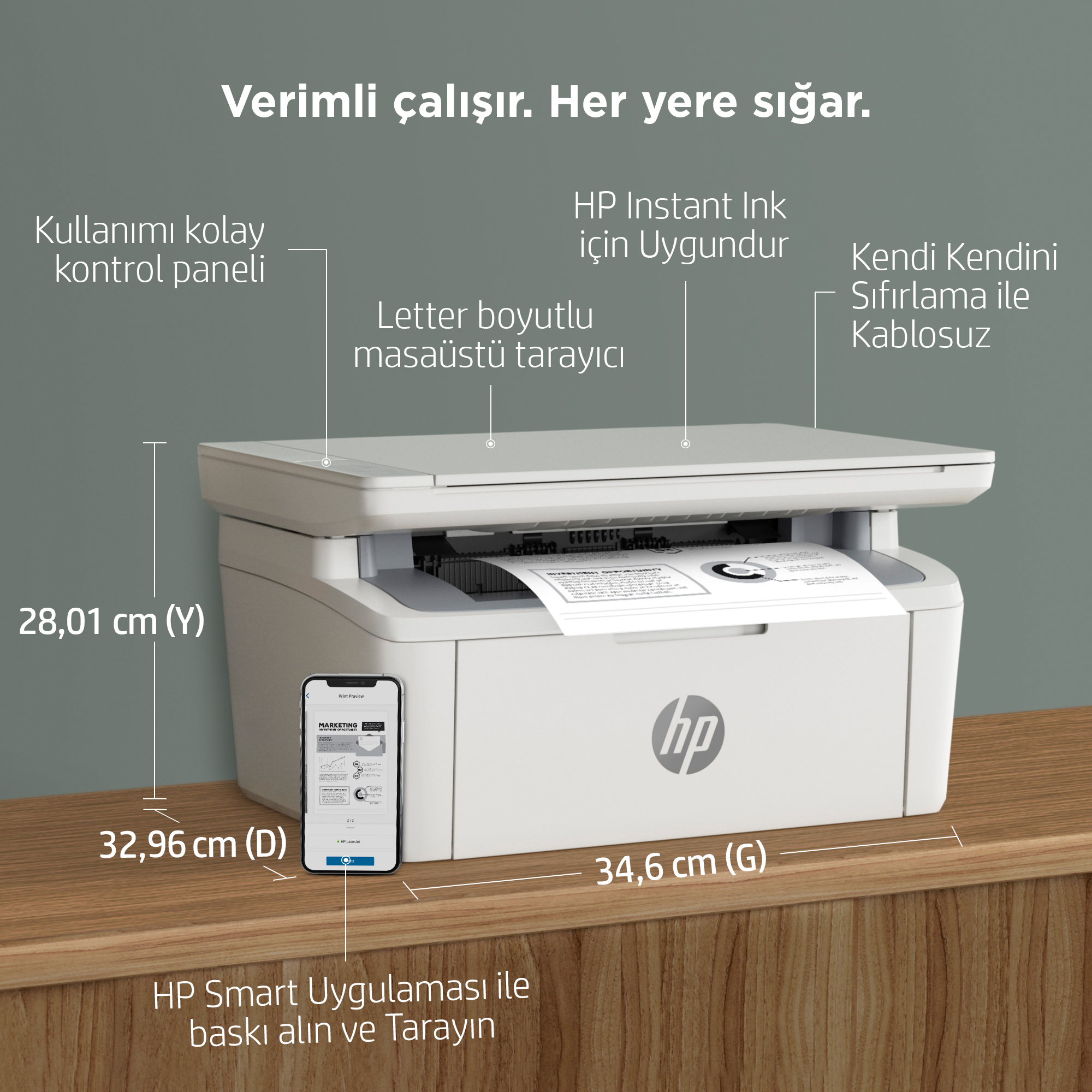 Beyaz HP yazıcı ahşap masada, solda uygulama gösteren bir telefon.