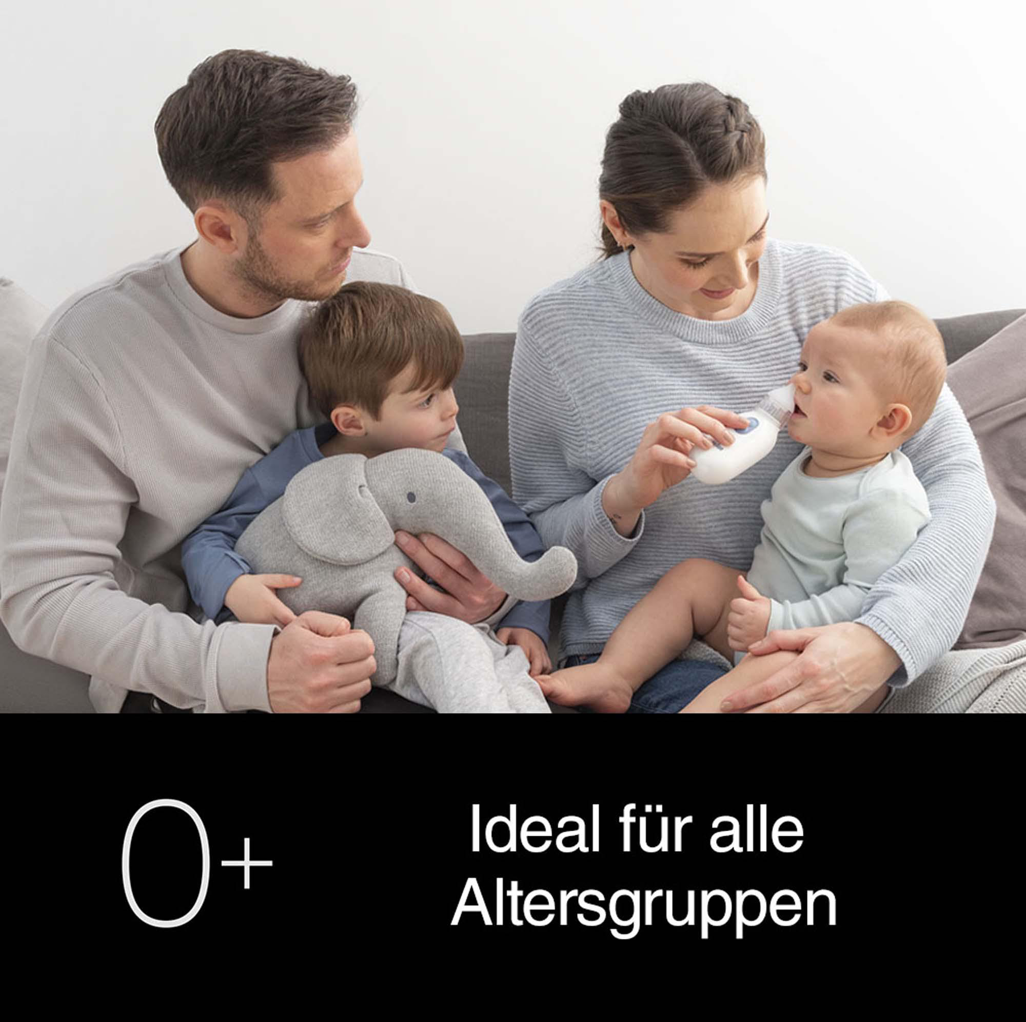 Eine Familie, einschließlich eines Babys, sitzt. Die Mutter benutzt ein Gerät, um die Temperatur des Babys zu messen.