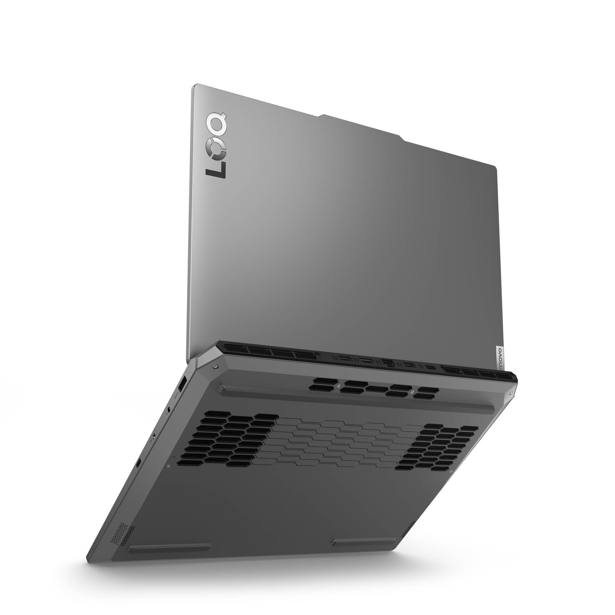 Gri bir dizüstü bilgisayar açılı olarak, alt tarafında havalandırma delikleri ve Lenovo logosuyla.