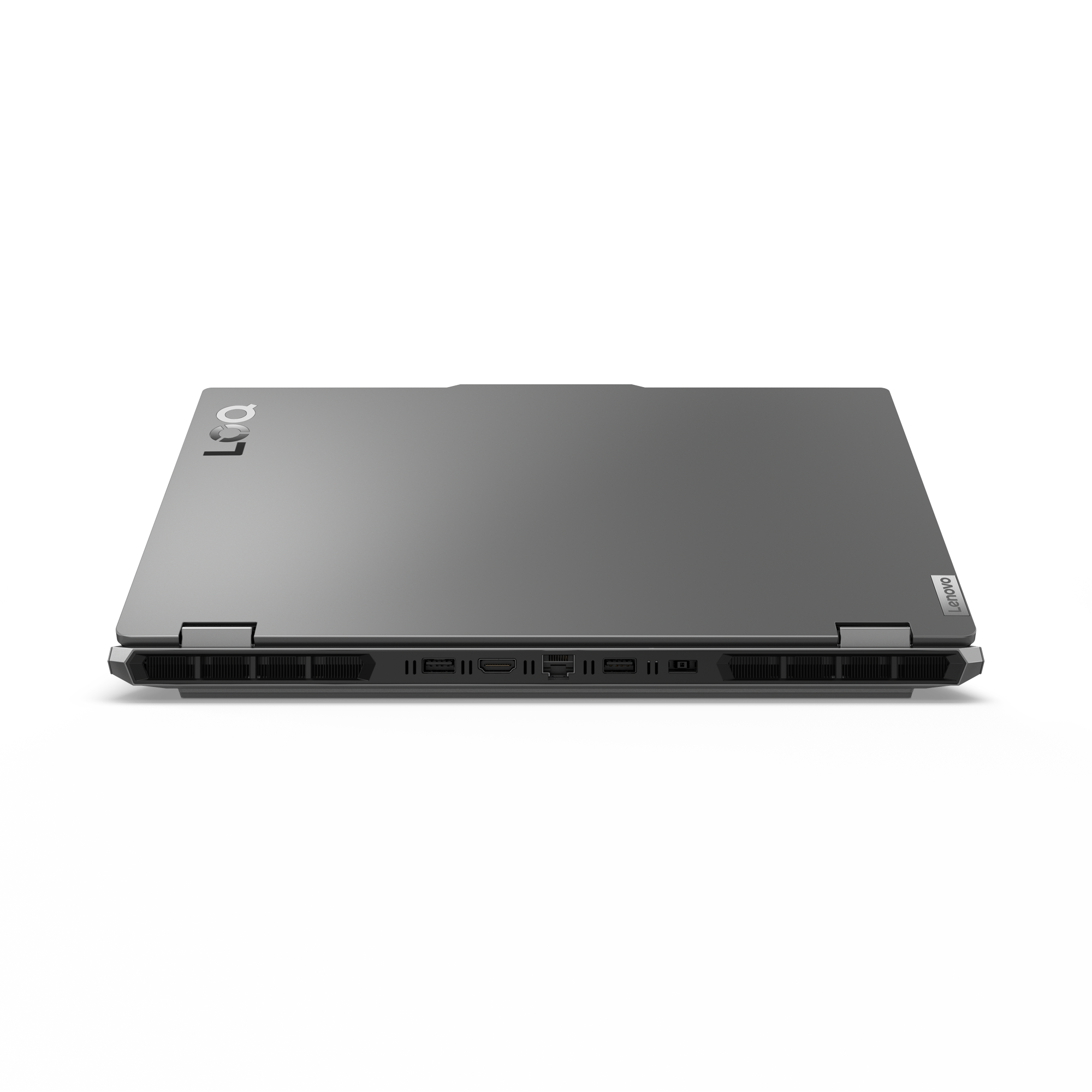 Yan taraftan dizüstü bilgisayar. Kapalı, gri, Lenovo logosu ile. Siyah arka plan.
