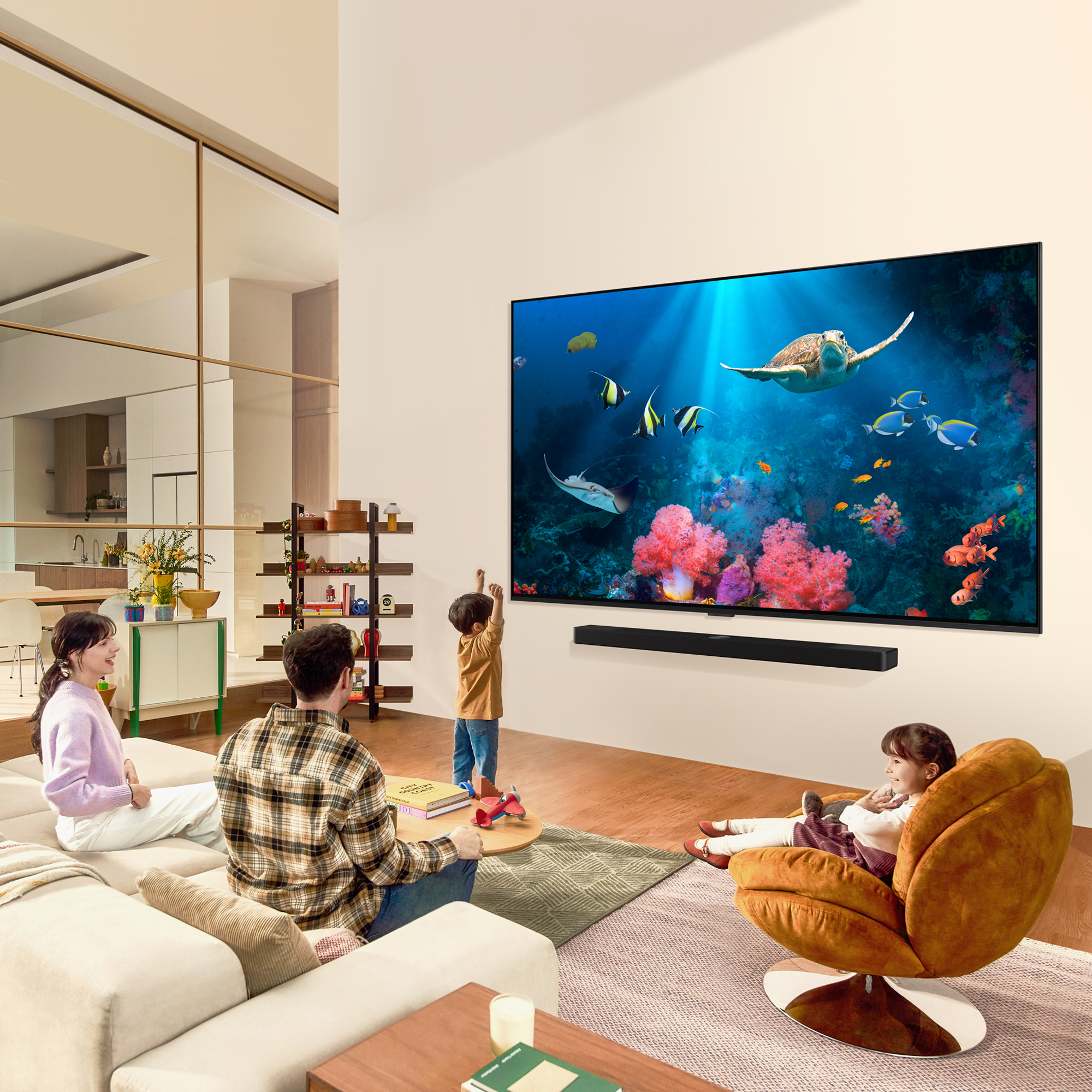 Familia mirando TV mostrando una escena submarina con una tortuga. Barra de sonido debajo del TV.