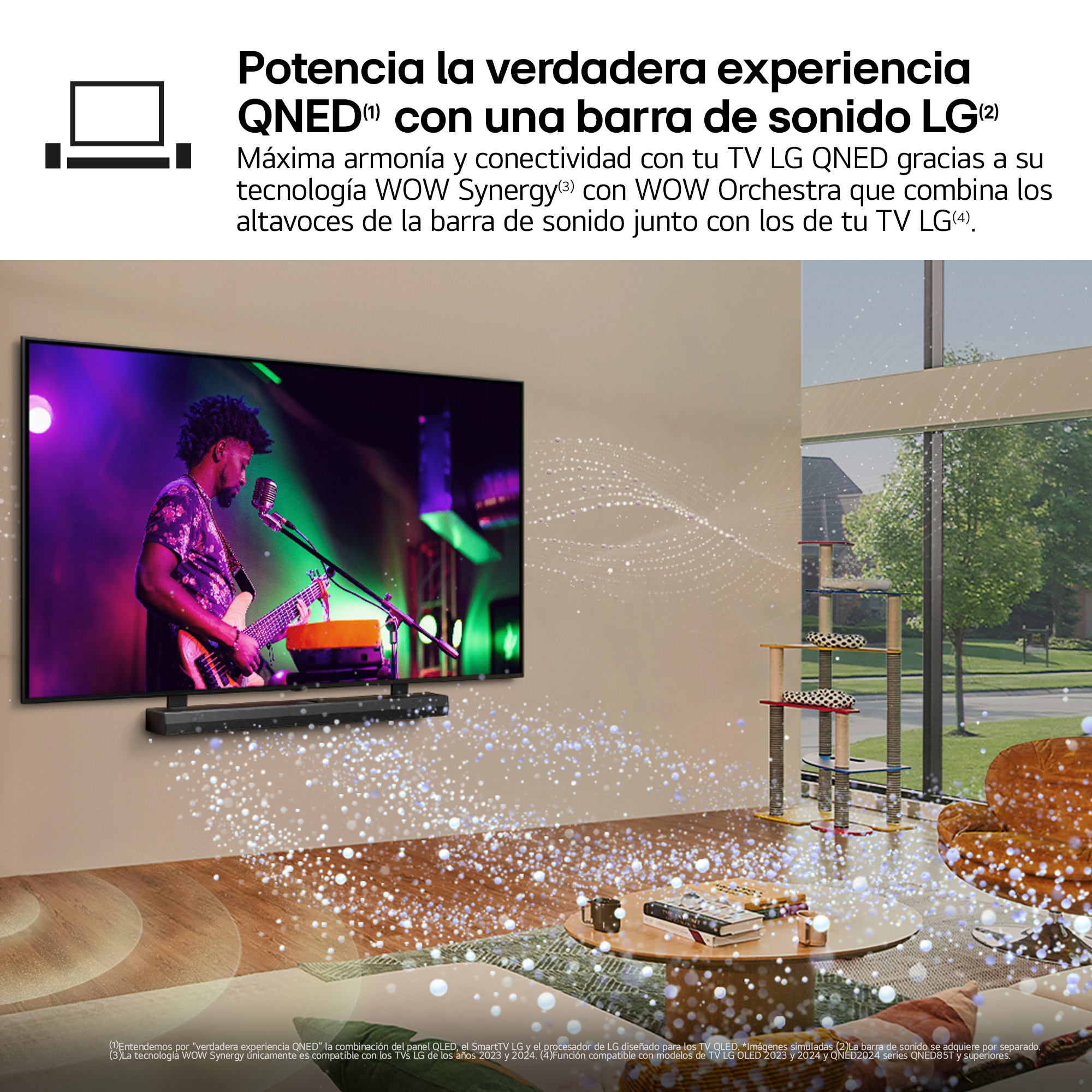 Escena de sala de estar con TV montado en la pared, barra de sonido y músico en el escenario, con decoración.