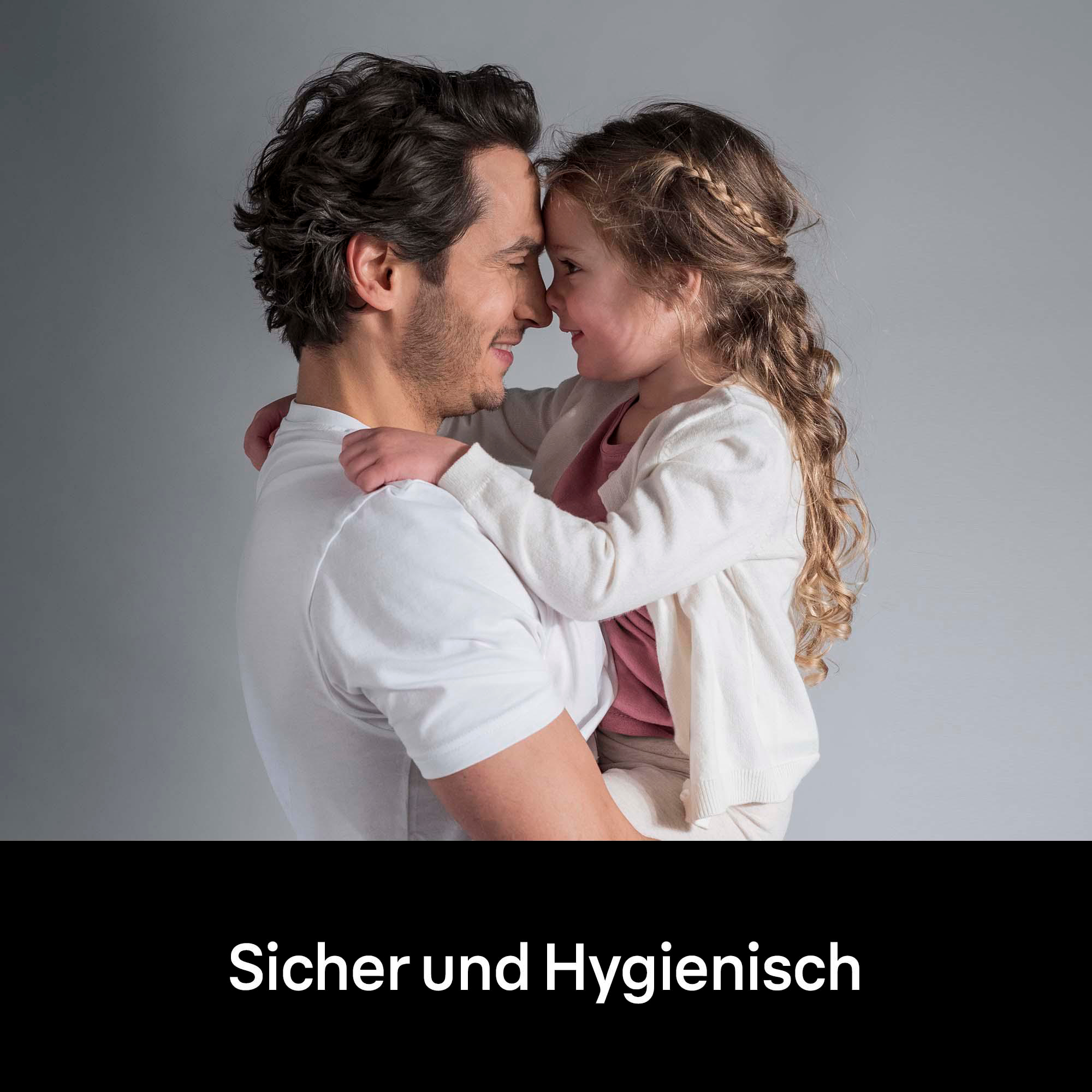 Ein Vater hält ein kleines Mädchen, das sich gegenseitig ansieht, mit dem Text 'Sicher und Hygienisch'.