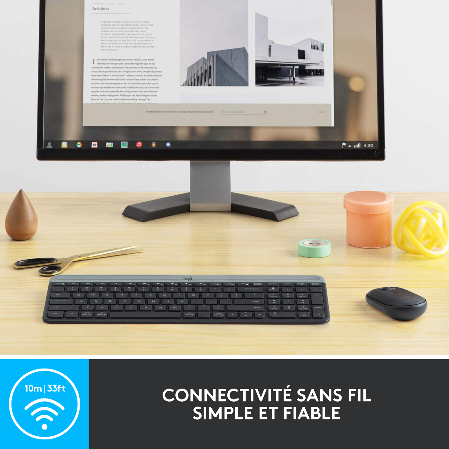 Un bureau avec un clavier, une souris et quelques objets décoratifs.