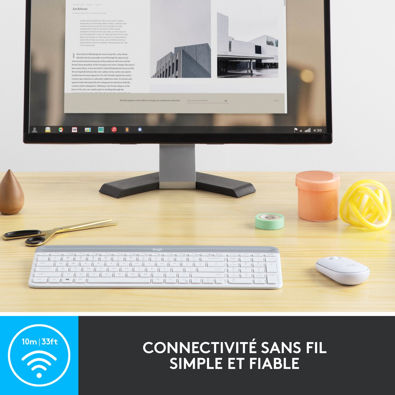 Configuration de bureau avec moniteur, clavier et souris sur une surface en bois avec page web.