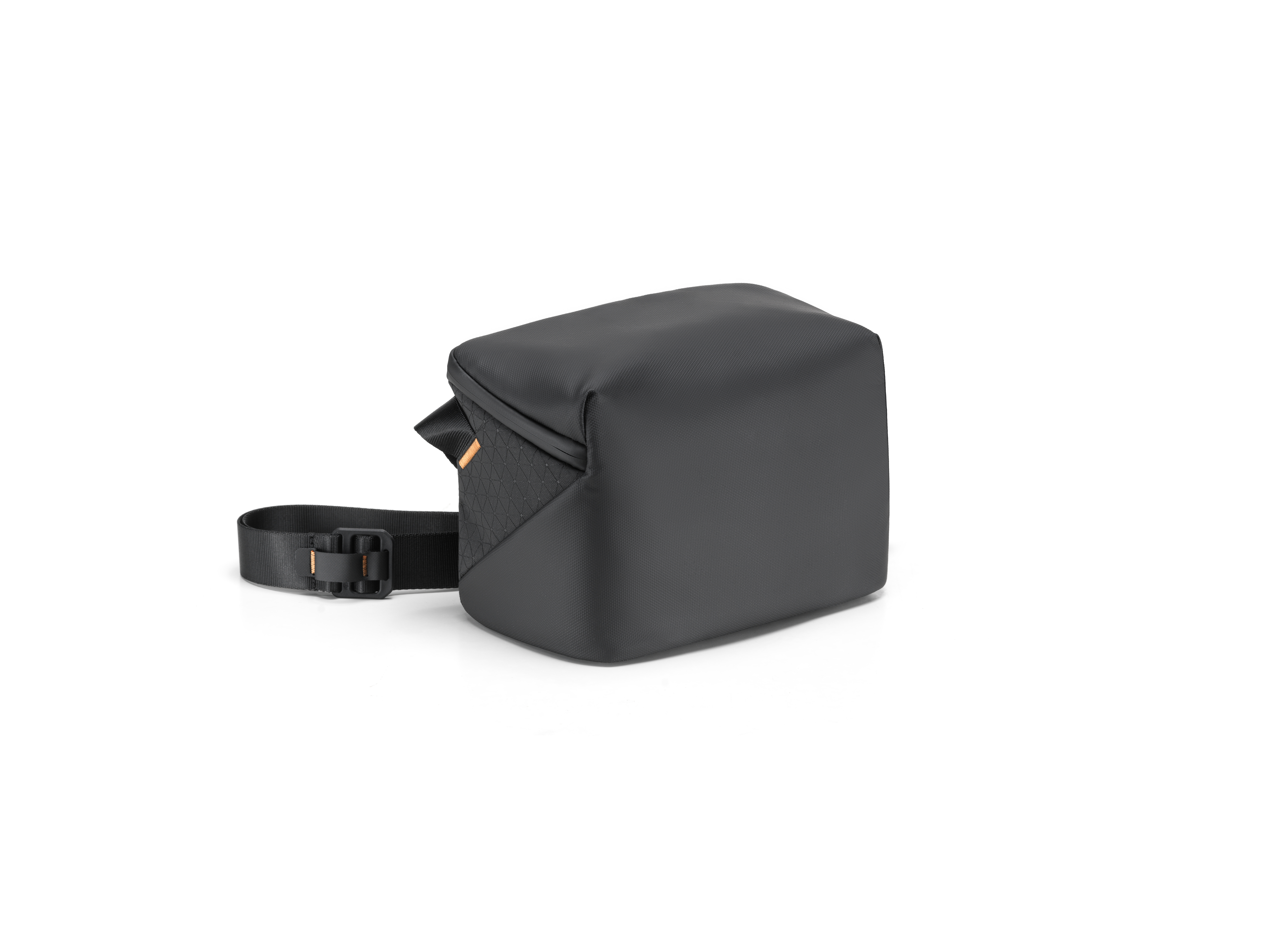Schwarze Bellroy Kameratasche mit schwarzem Riemen. Angewinkelter Blick, weißer HG.