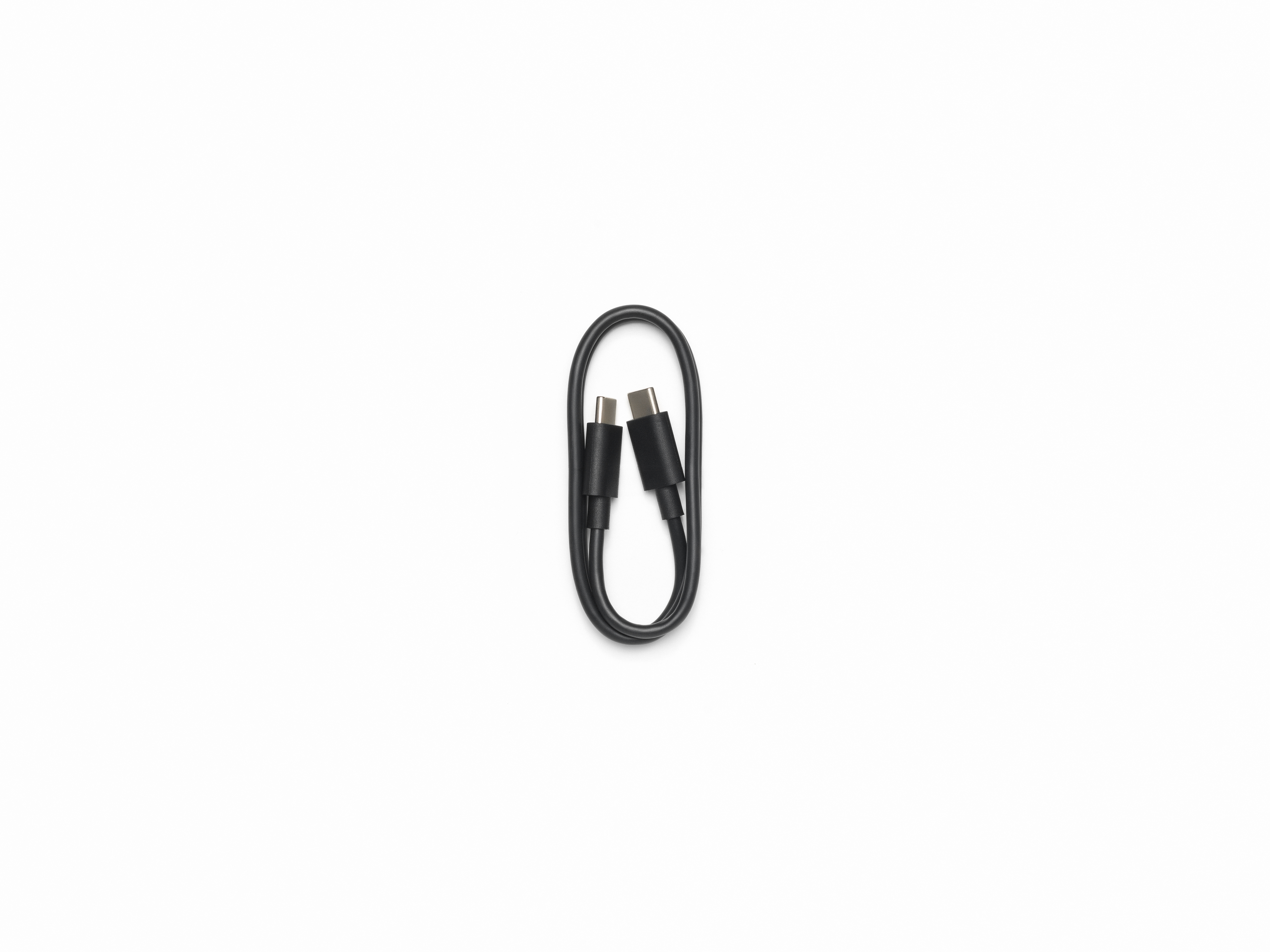 Schwarzes USB-C-Kabel auf weißem Hintergrund.