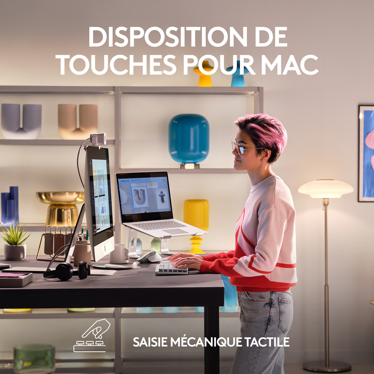 Femme utilisant un ordinateur portable et un clavier sur un bureau, avec un moniteur et un casque.