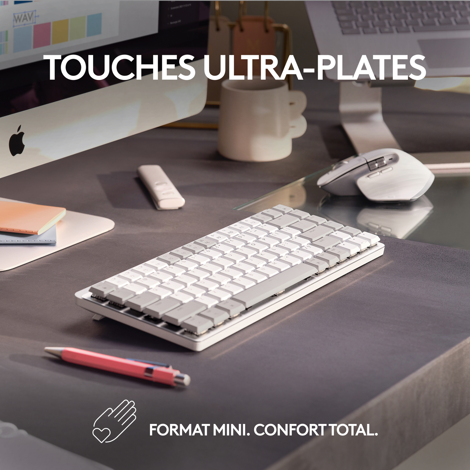 Clavier sur bureau, stylo rouge et tasse. Texte : Touches ultra-plates. Format mini, confort total.