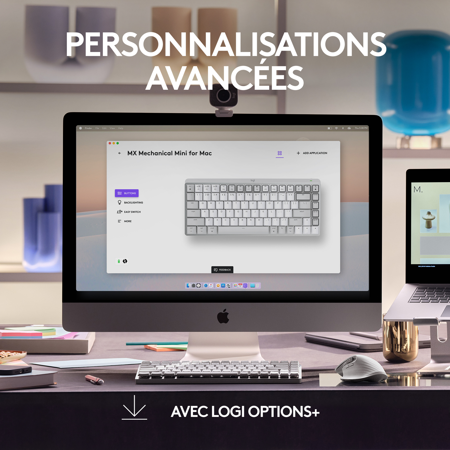 Une configuration informatique avec clavier, moniteur et webcam. Un ordinateur portable est également présent.