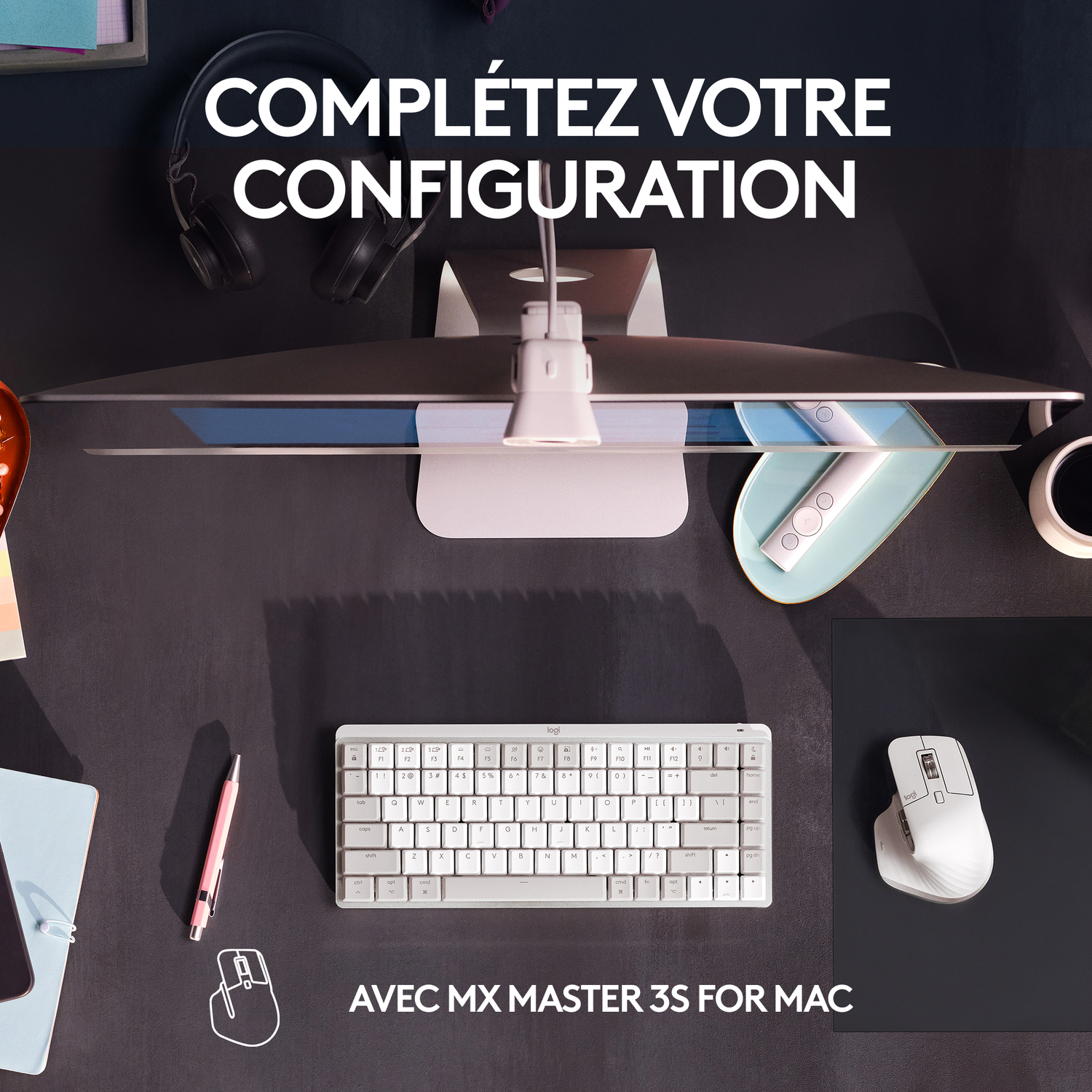 Vue aérienne de la configuration de bureau avec moniteur, clavier, souris et casque.
