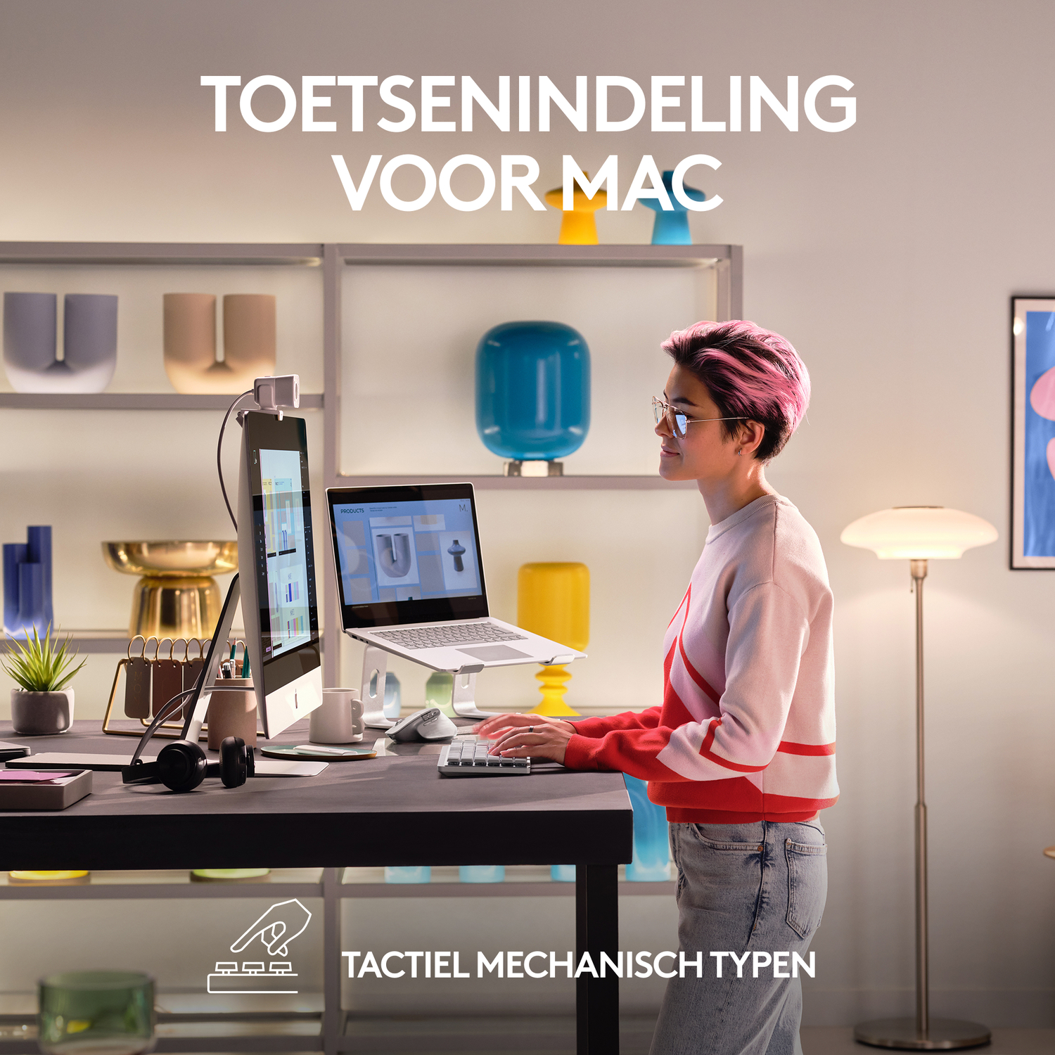 Vrouw die aan een bureau werkt met laptop, monitor en headset.