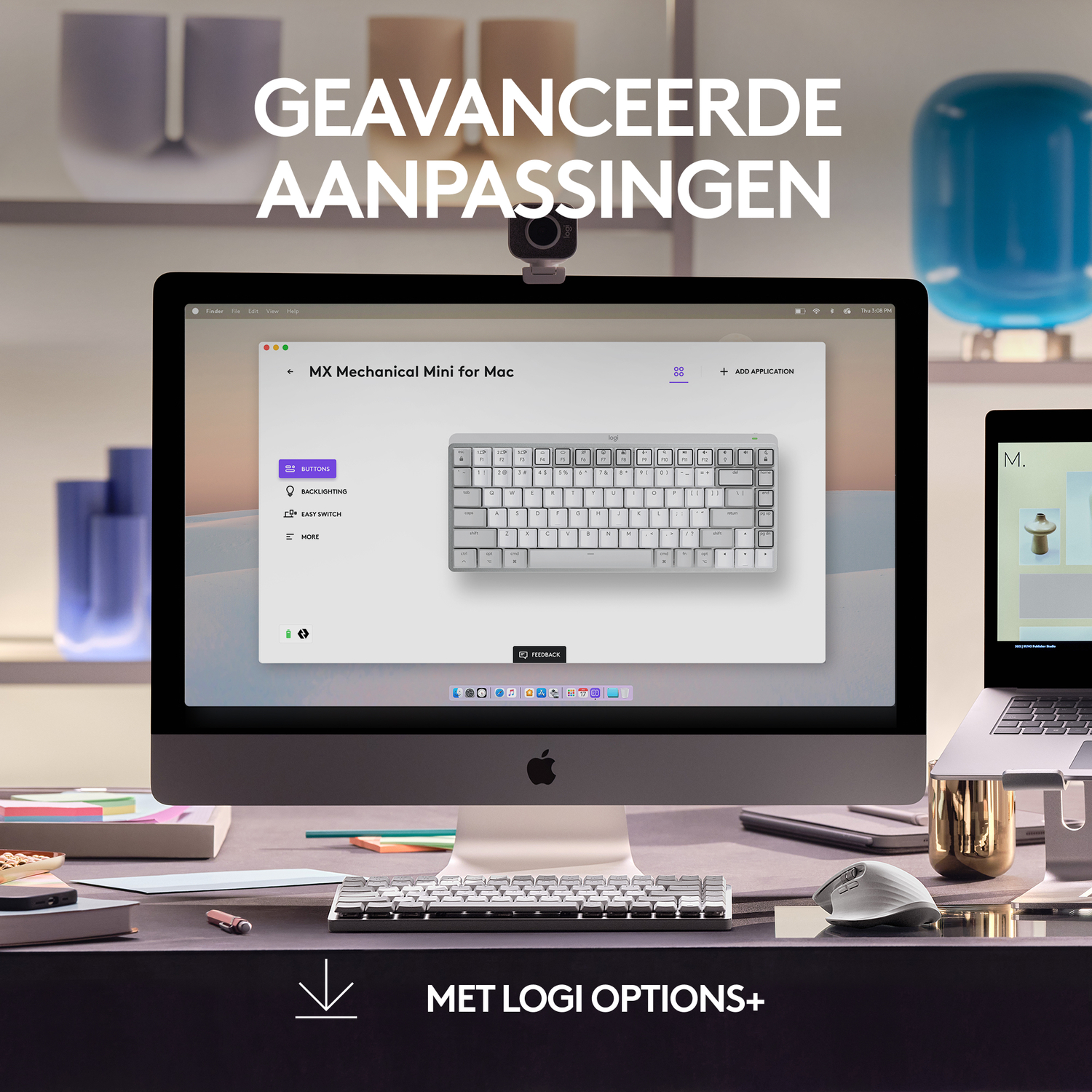 Monitor met toetsenbordinstellingen. Een toetsenbord en muis liggen op het bureau. Tekst: Met Logi Options+.