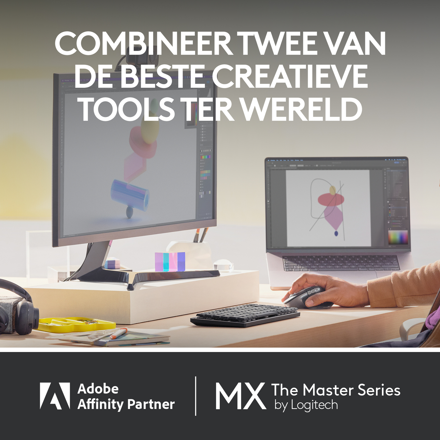 Twee schermen met ontwerpsoftware en een muis. Een persoon gebruikt de muis.